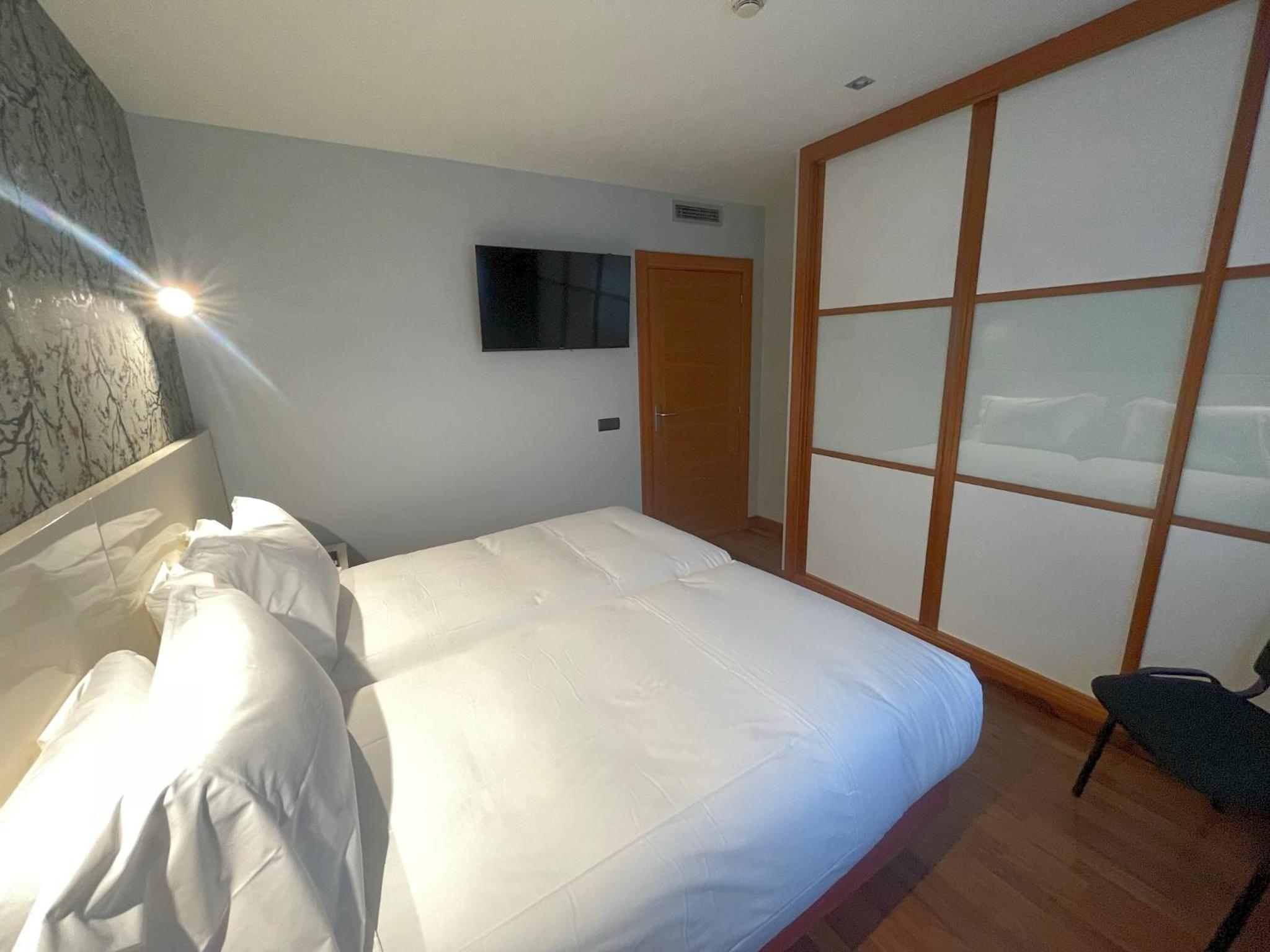 Twin Room - Photo 7