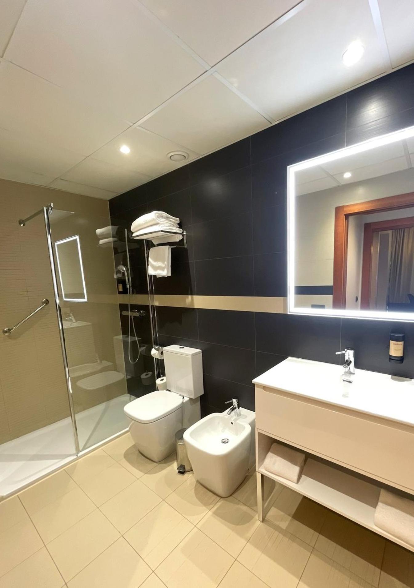 Twin Room - Photo 12