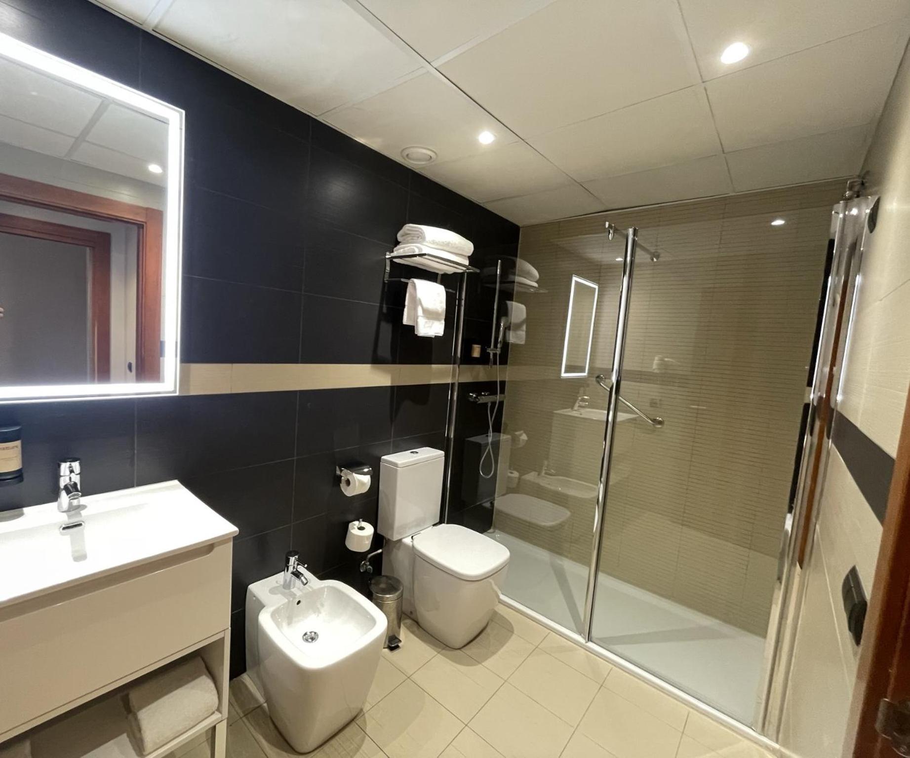 Twin Room - Photo 15