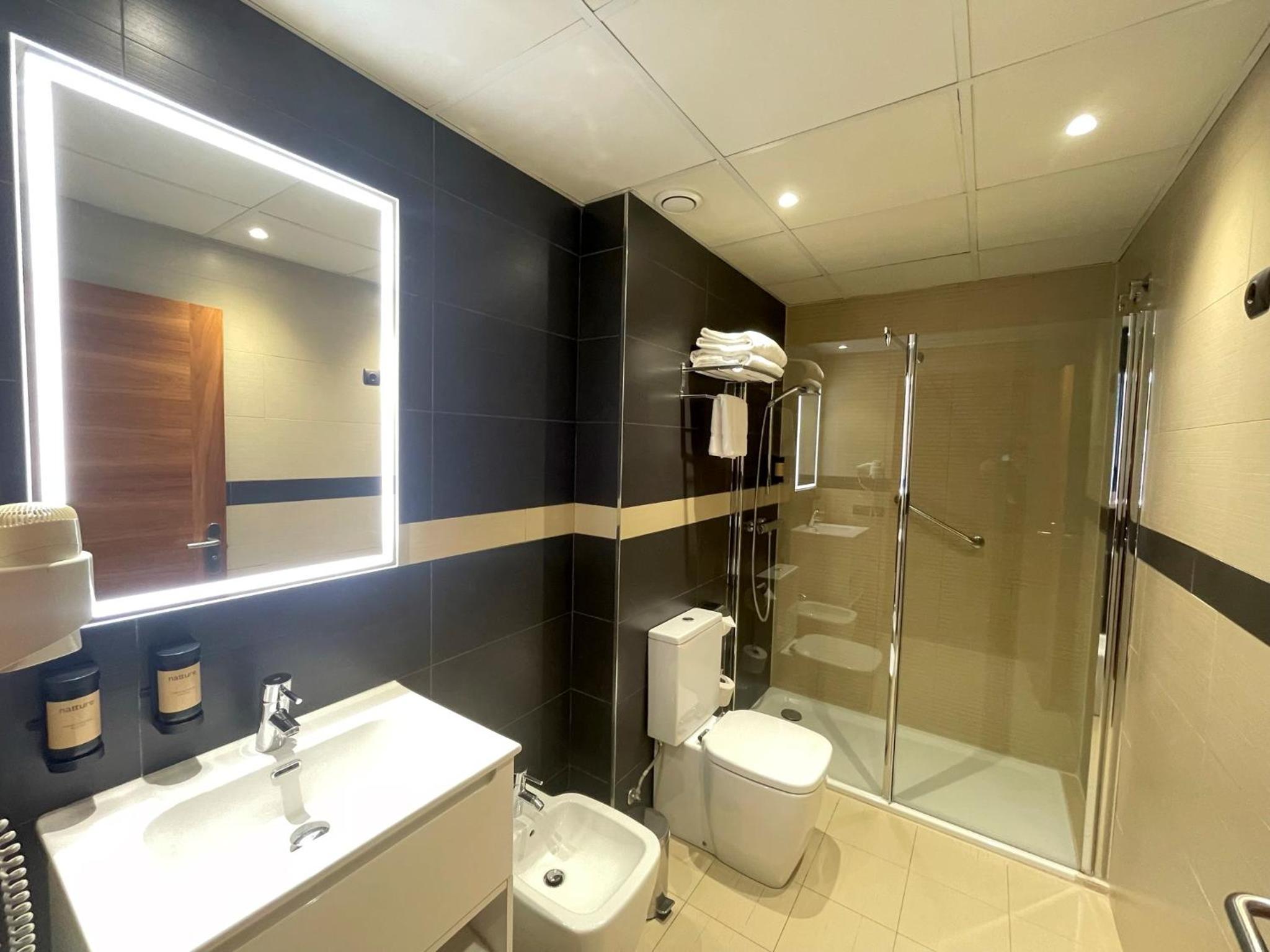 Twin Room - Photo 14