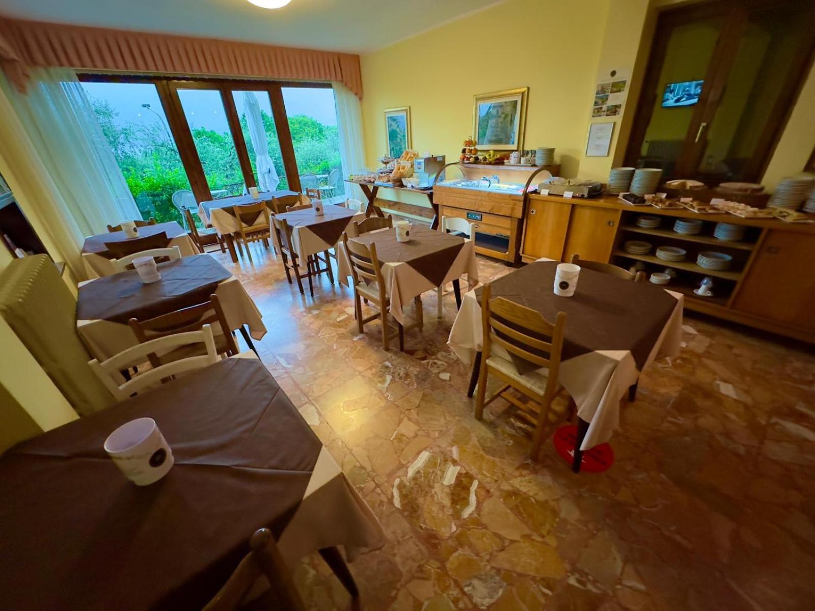 Double Room With Balcony and Partial Lake View photo 3