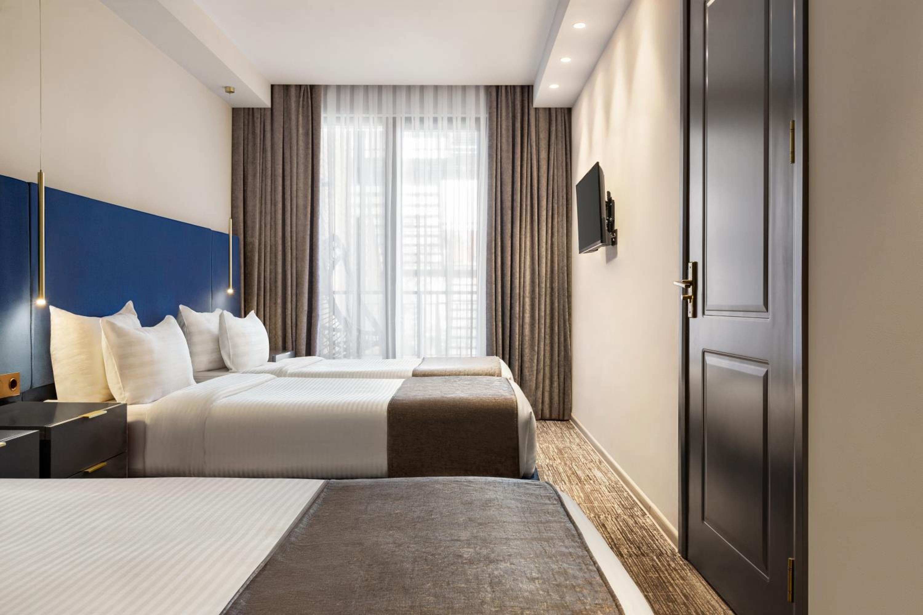 3 Twin Beds, Standard Room, Non-Smoking - Photo 1