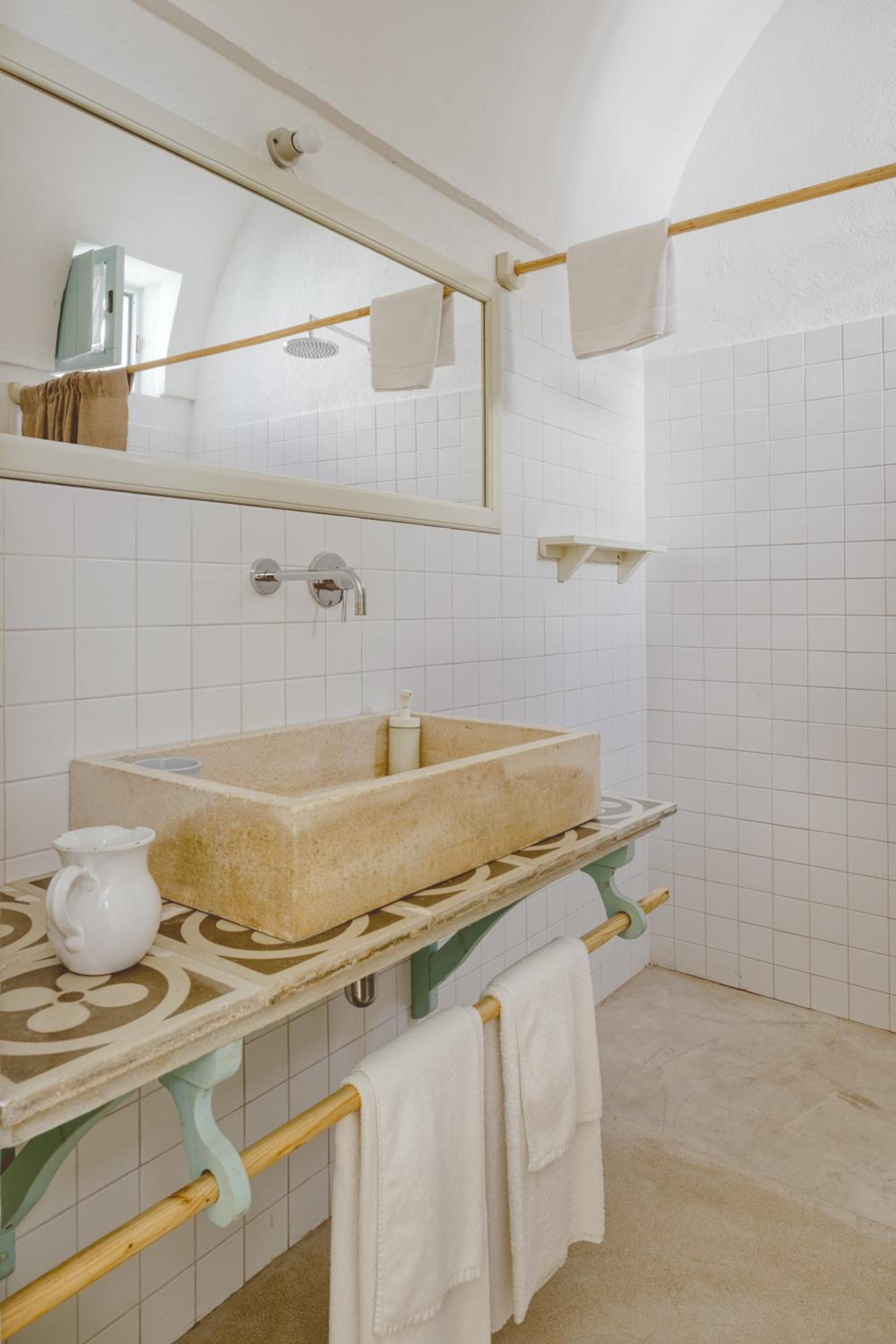 Deluxe Double Room with Patio - Photo 11