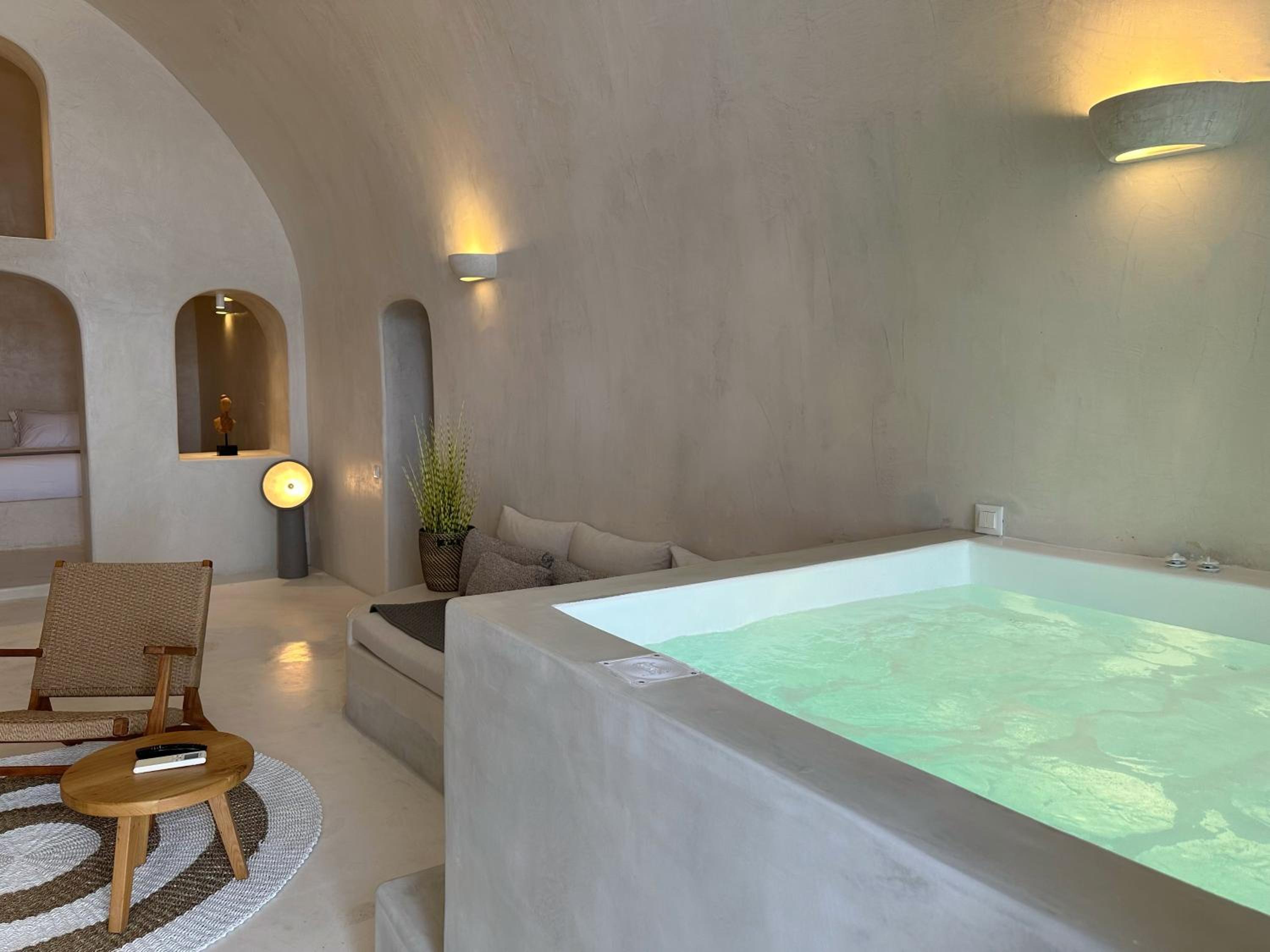 Premium Suite With Caldera View (Indoor & Outdoor Hot Tub)