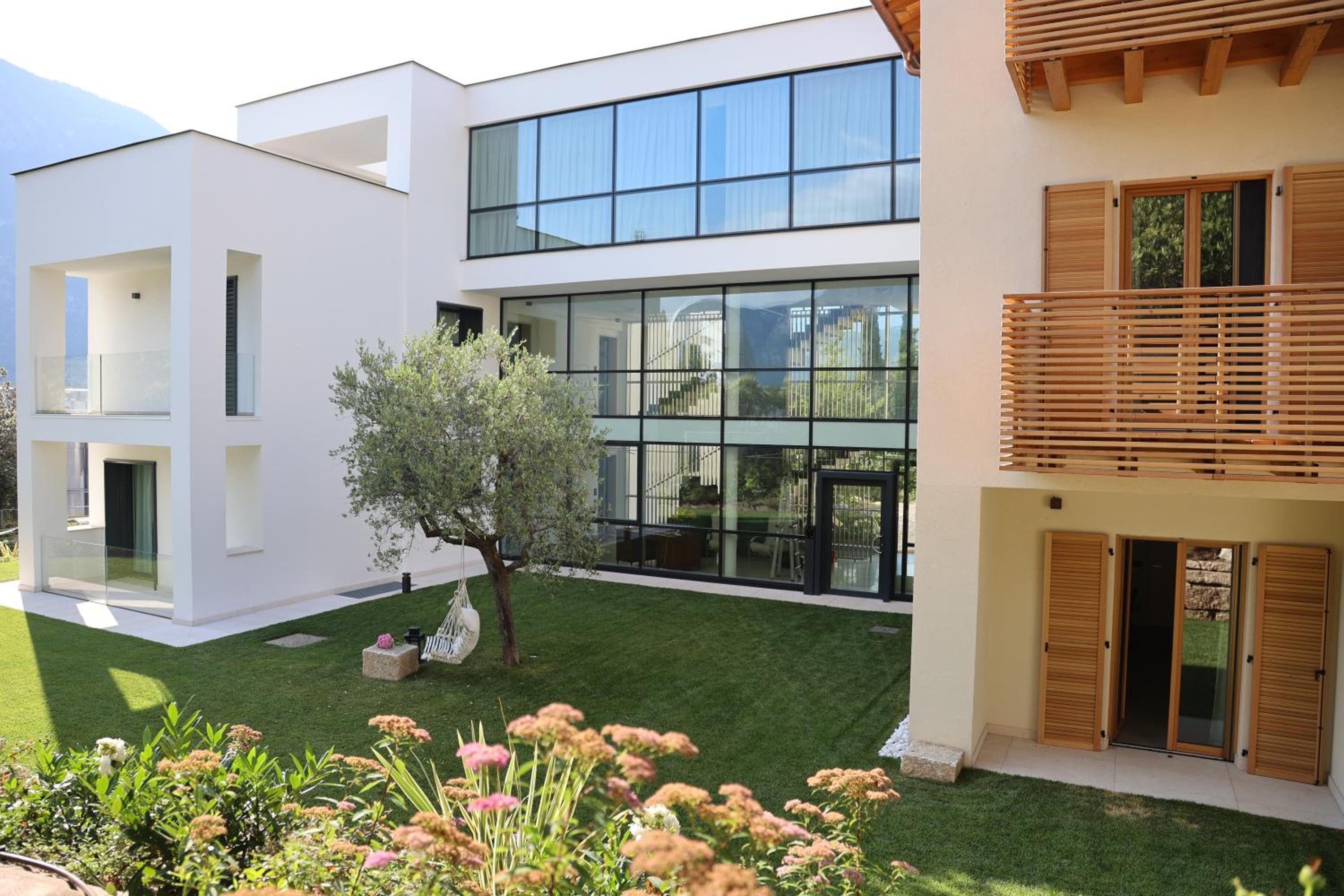 One-Bedroom Apartment with Balcony and Mountain View   photo 2