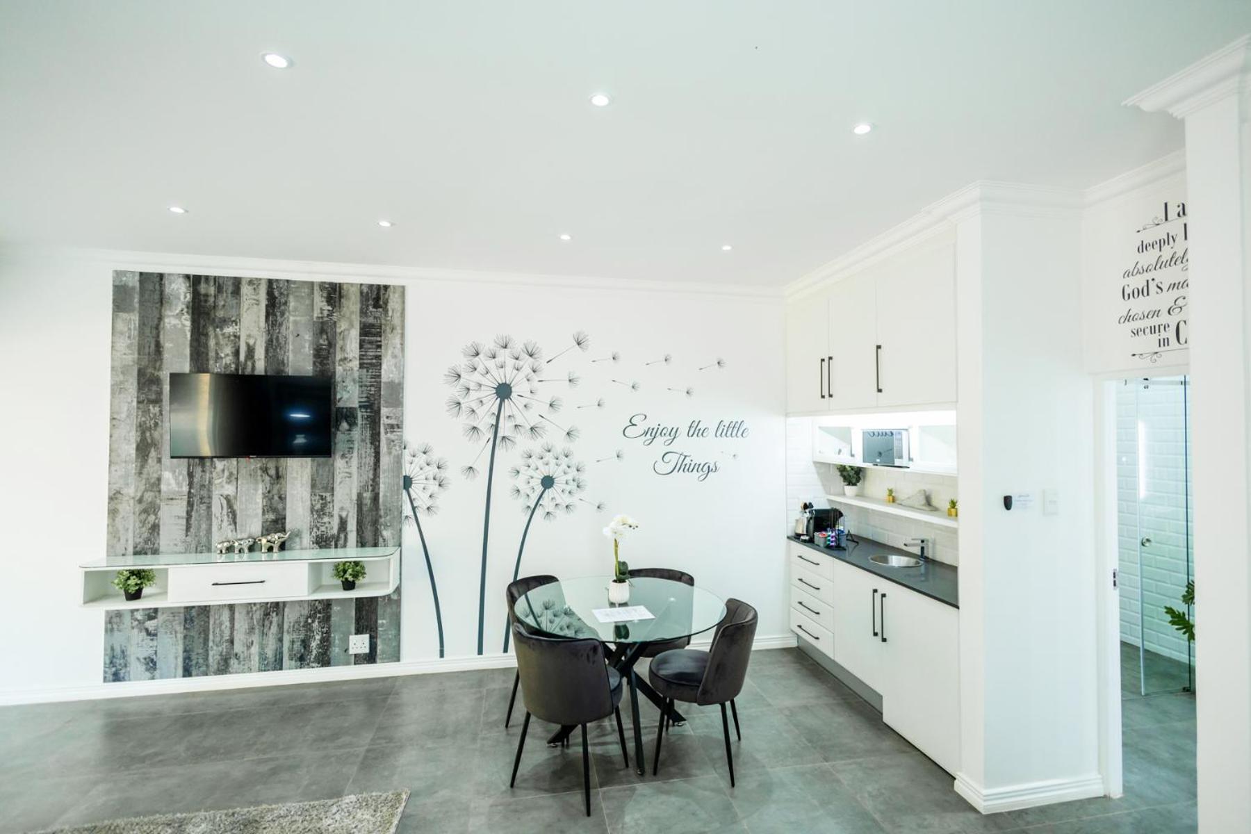 Queen Room with Garden View - Photo 4