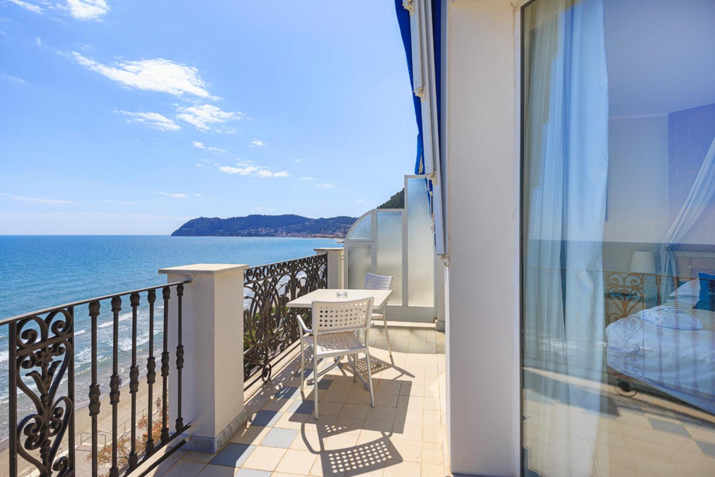 Executive Suite with Terrace - Photo 10