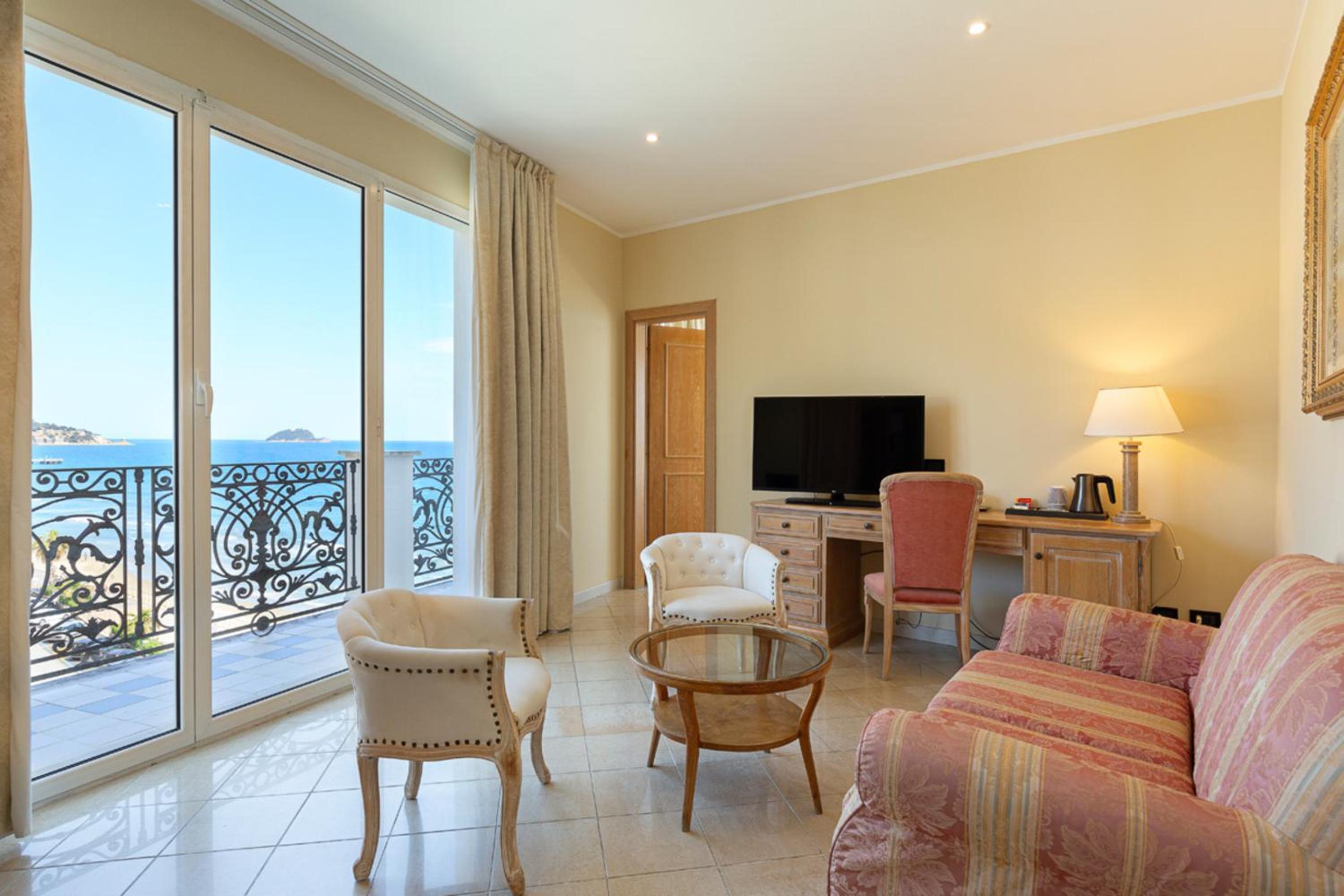 Executive Suite with Terrace - Photo 5