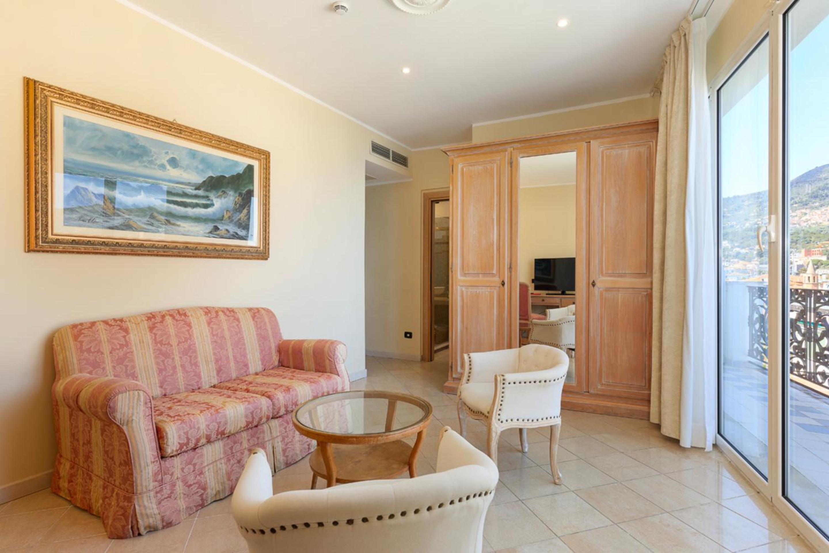 Executive Suite with Terrace - Photo 13