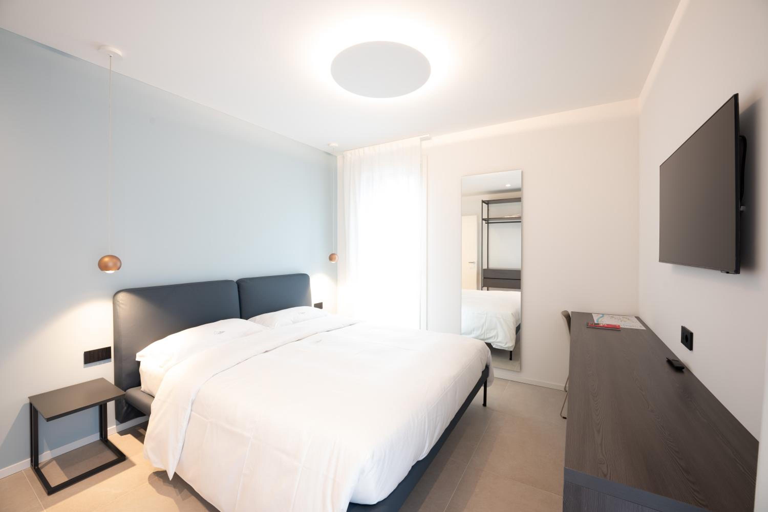 One-Bedroom Apartment with Balcony and Mountain View   photo 1