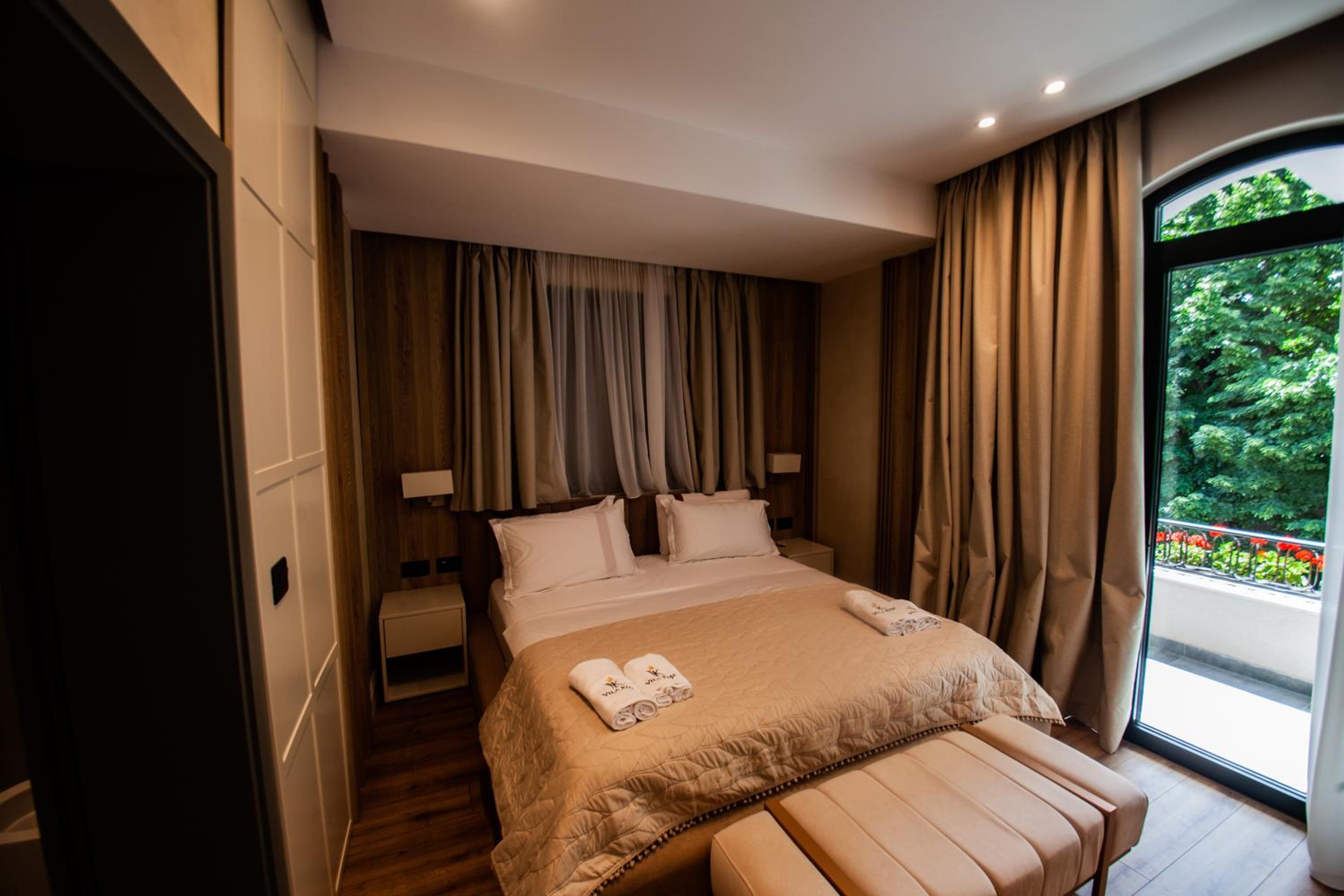 Deluxe Double Room with Balcony photo 1