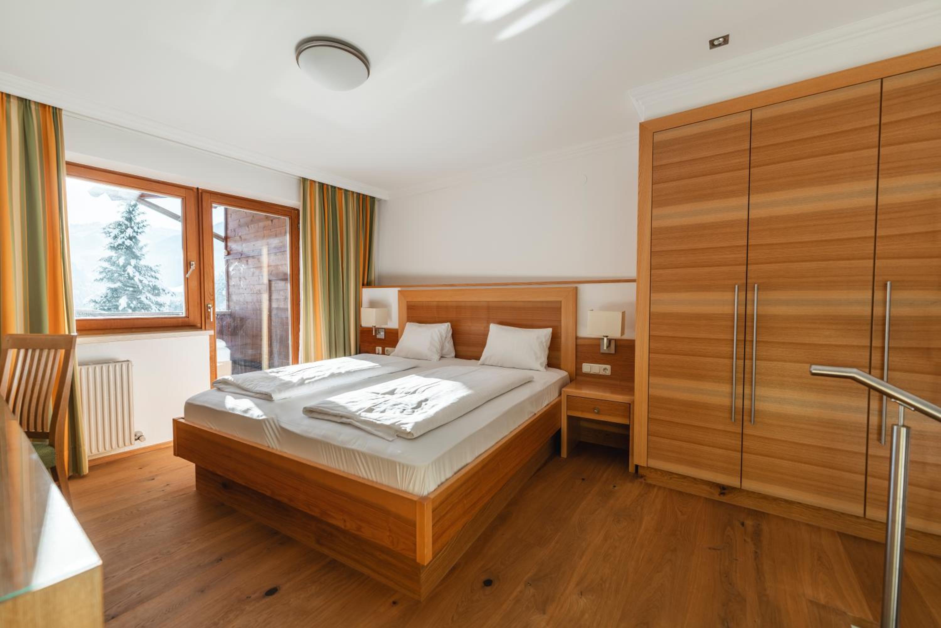 Family Room (2 Adults + 1 Children)