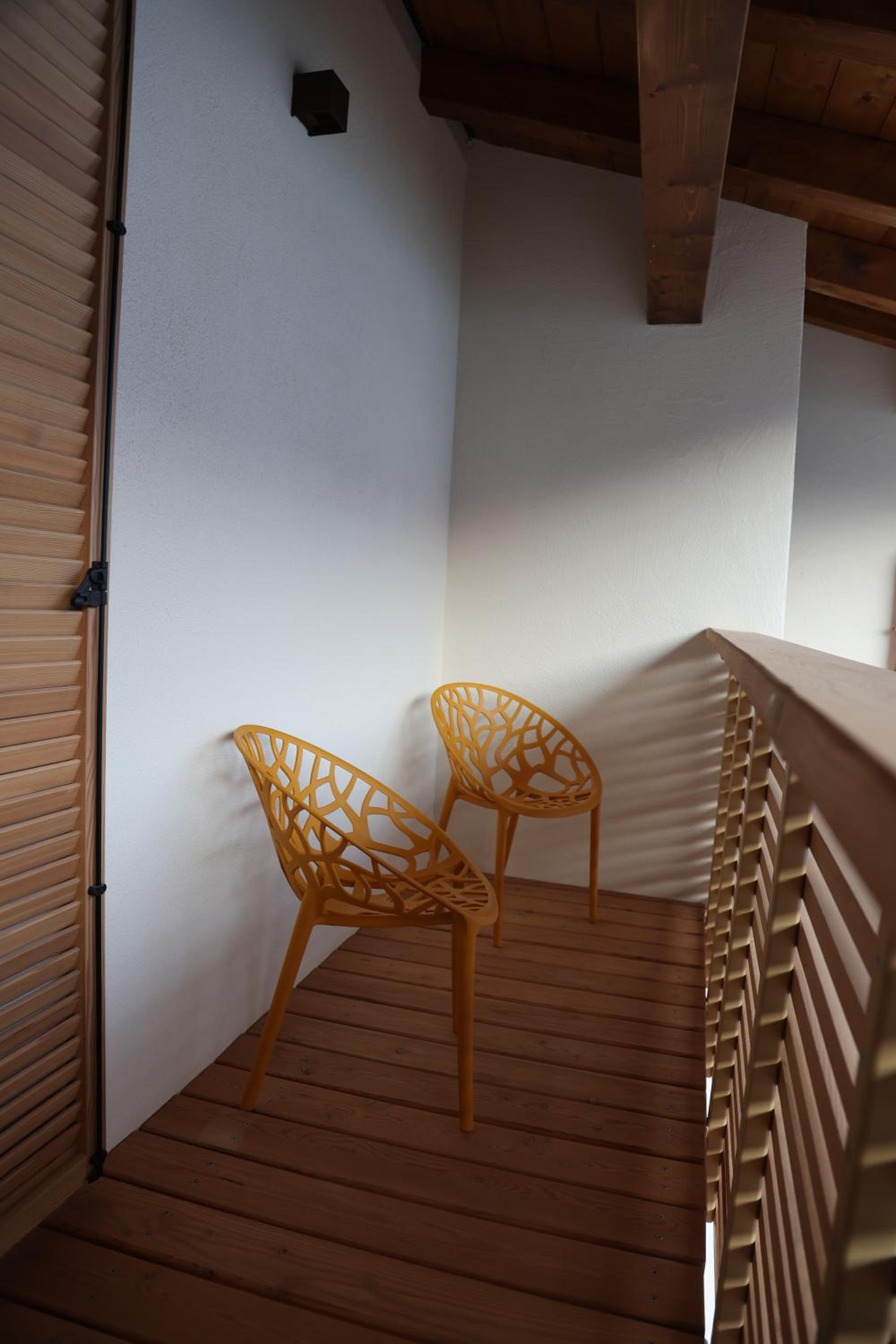 One-Bedroom Apartment with Balcony and Mountain View   photo 1