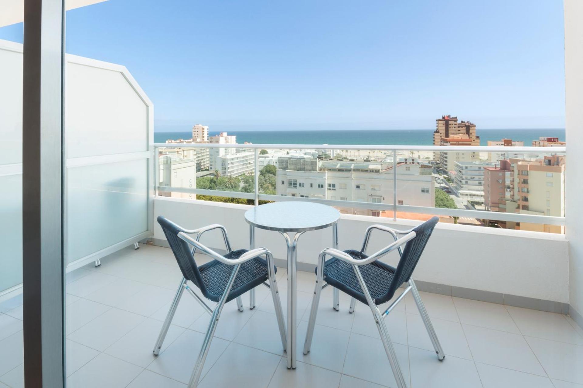 Habitación triple con vista al mar.