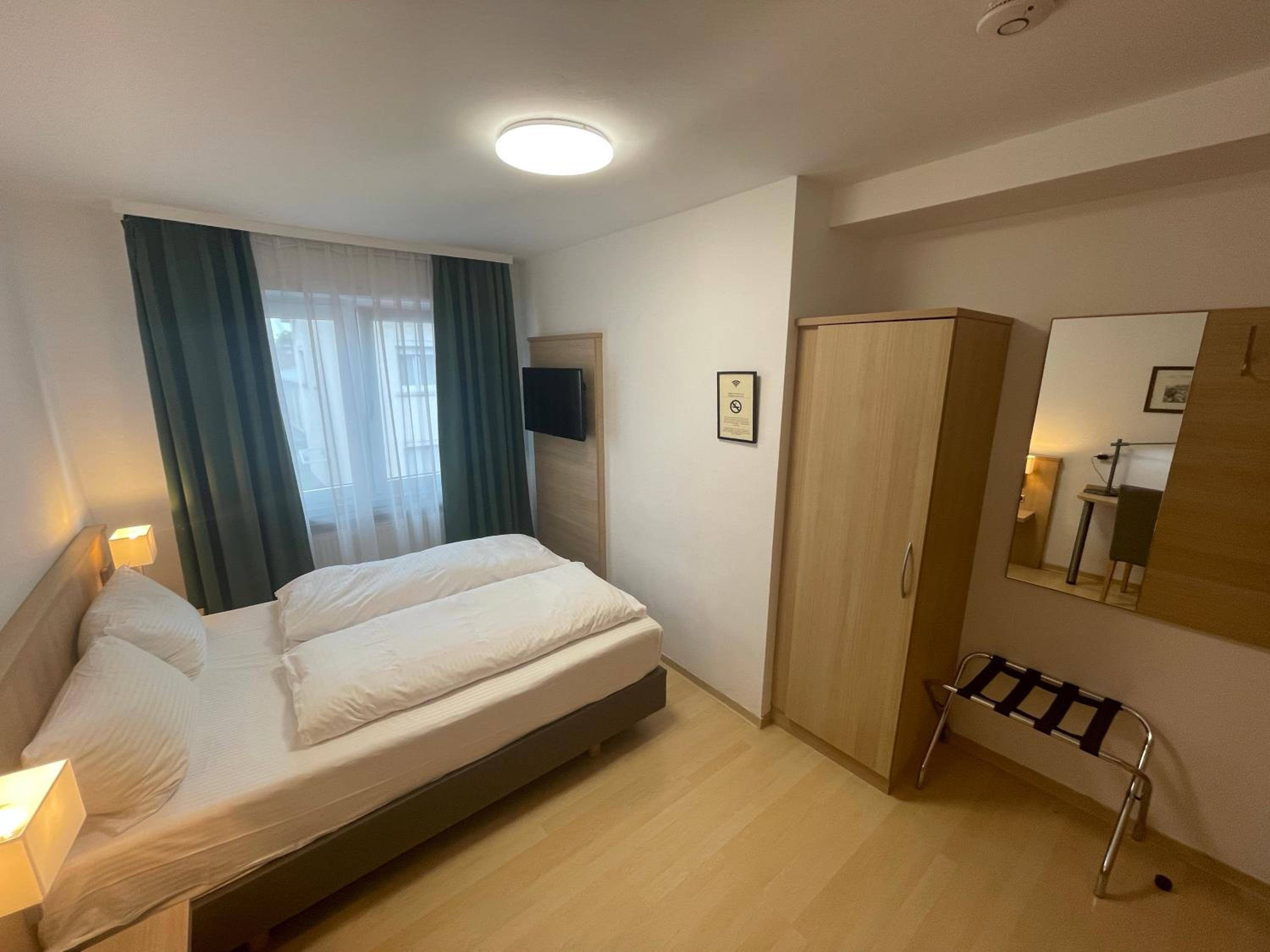 Small Double Room - Photo 5