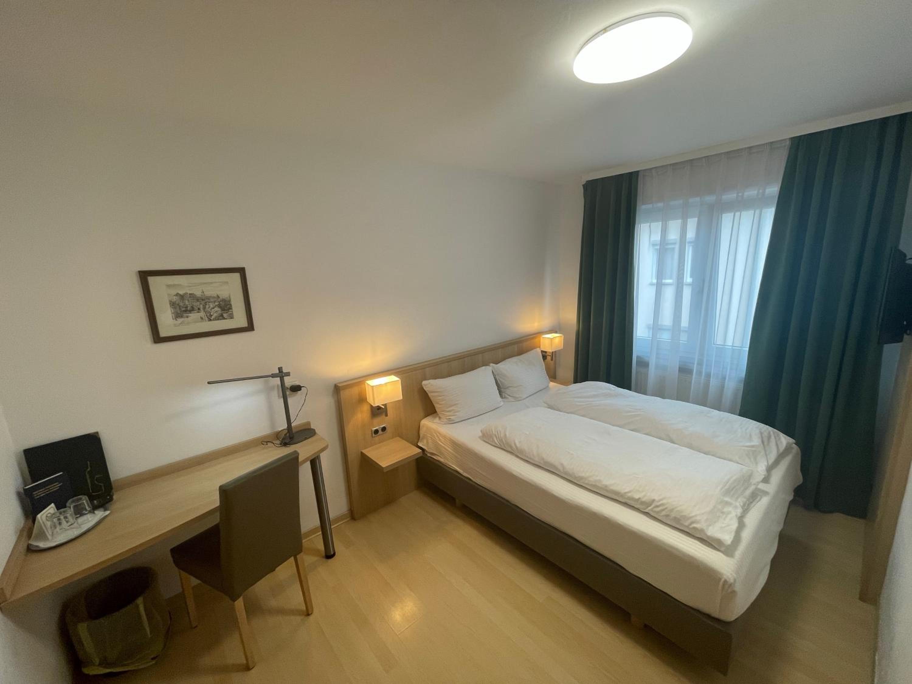 Small Double Room - Photo 6