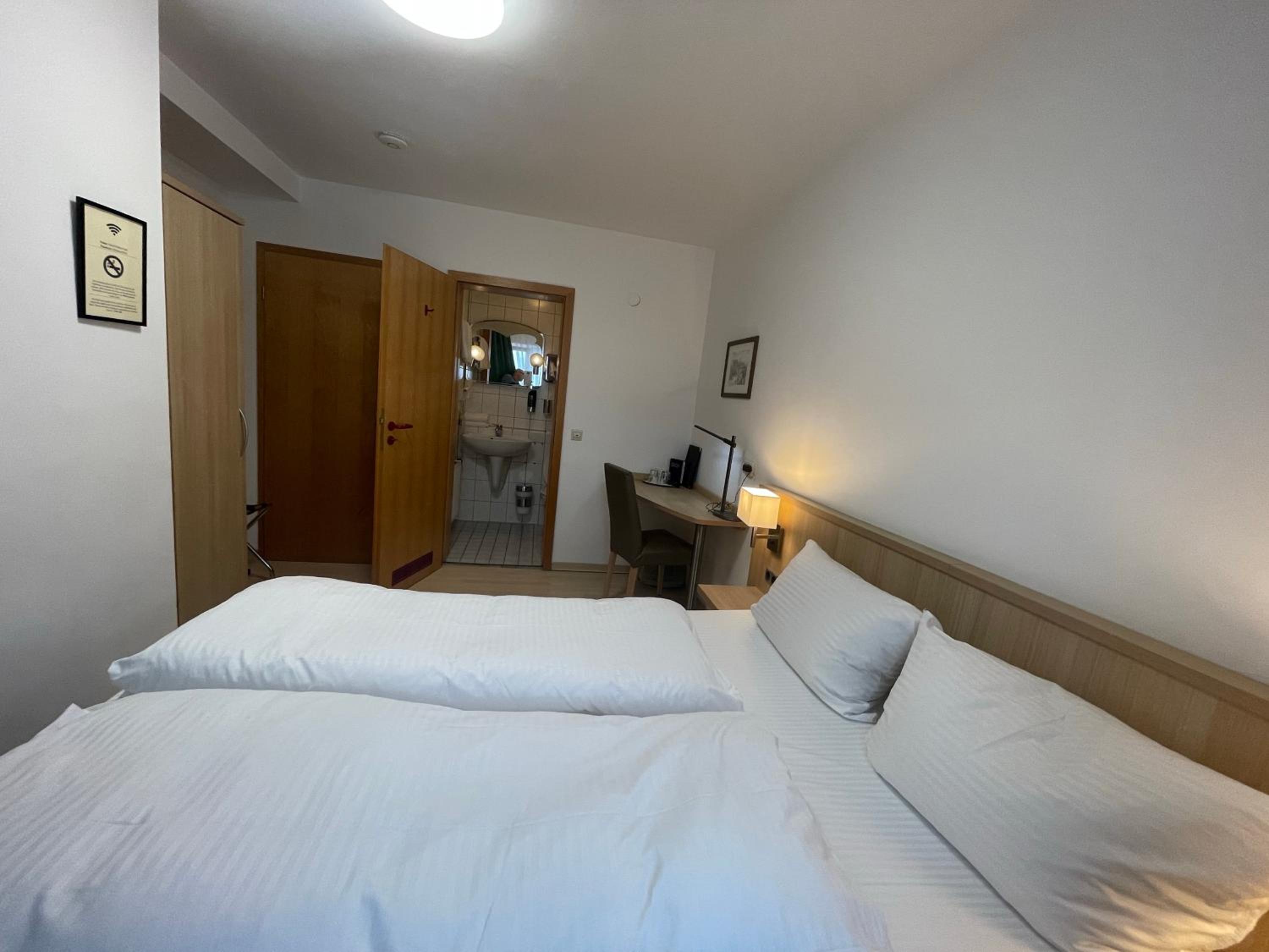 Small Double Room - Photo 7