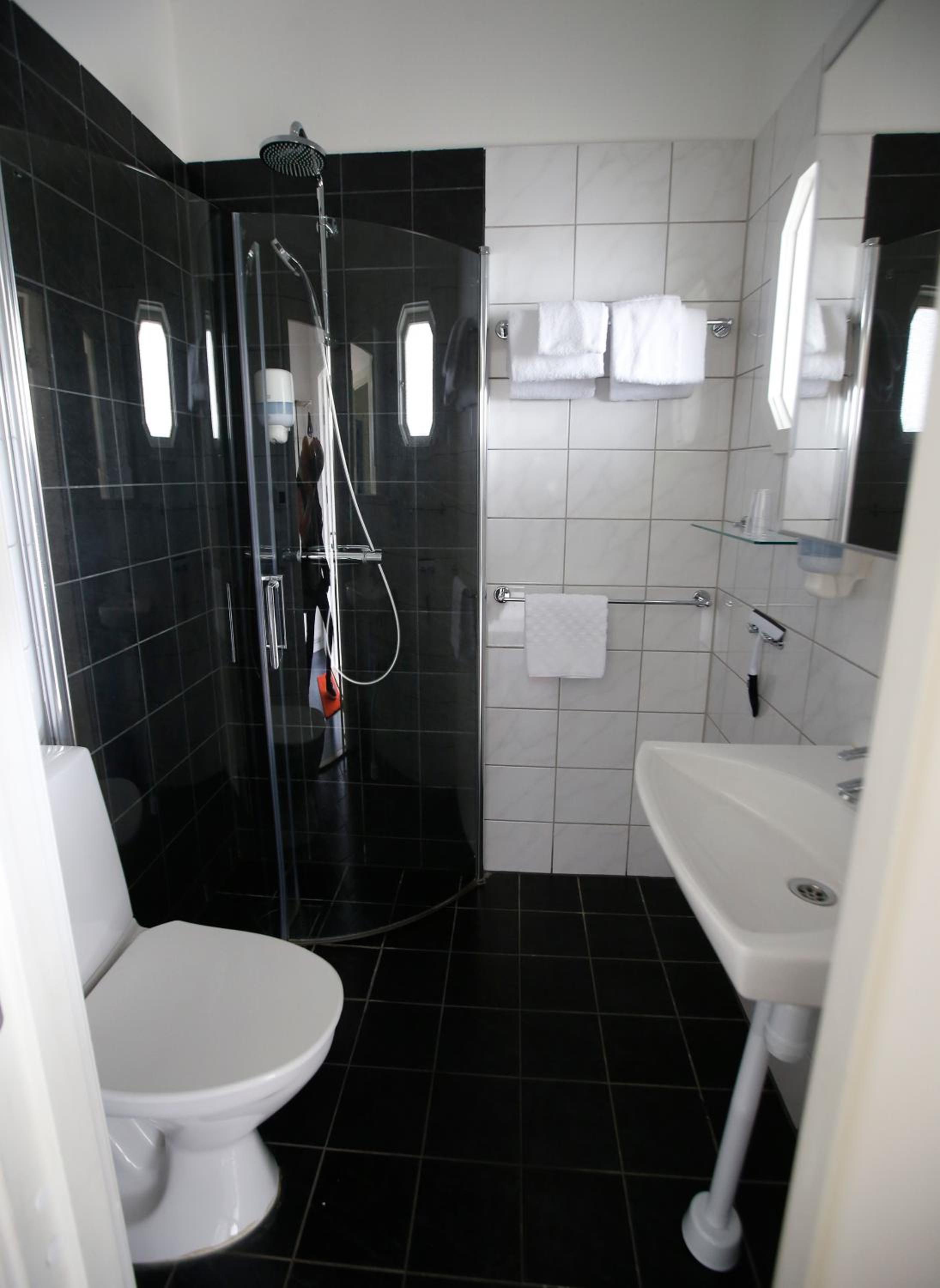 Double or Twin Room - Photo 8
