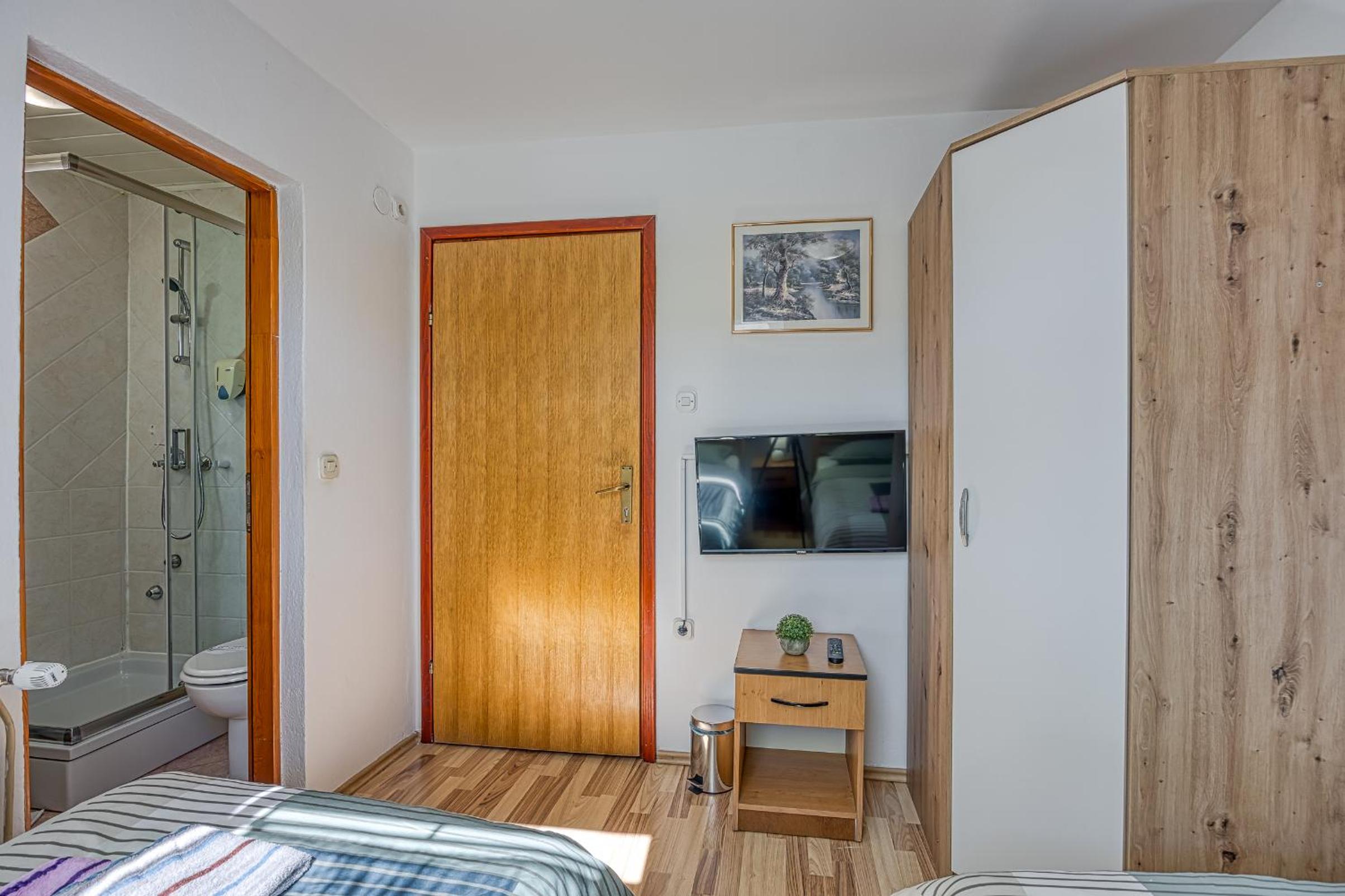 Twin Room with Bathroom photo 1