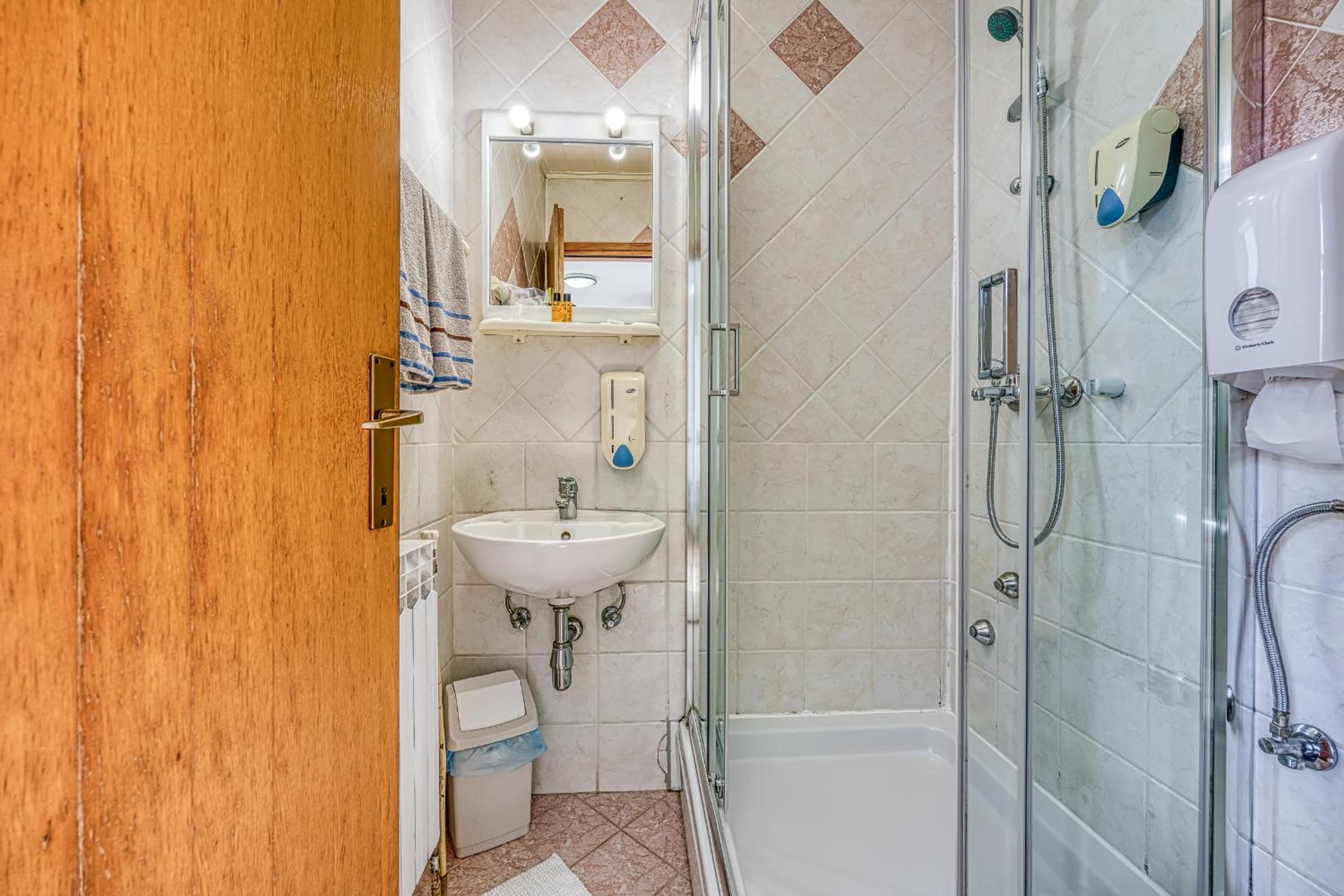 Twin Room with Bathroom photo 3