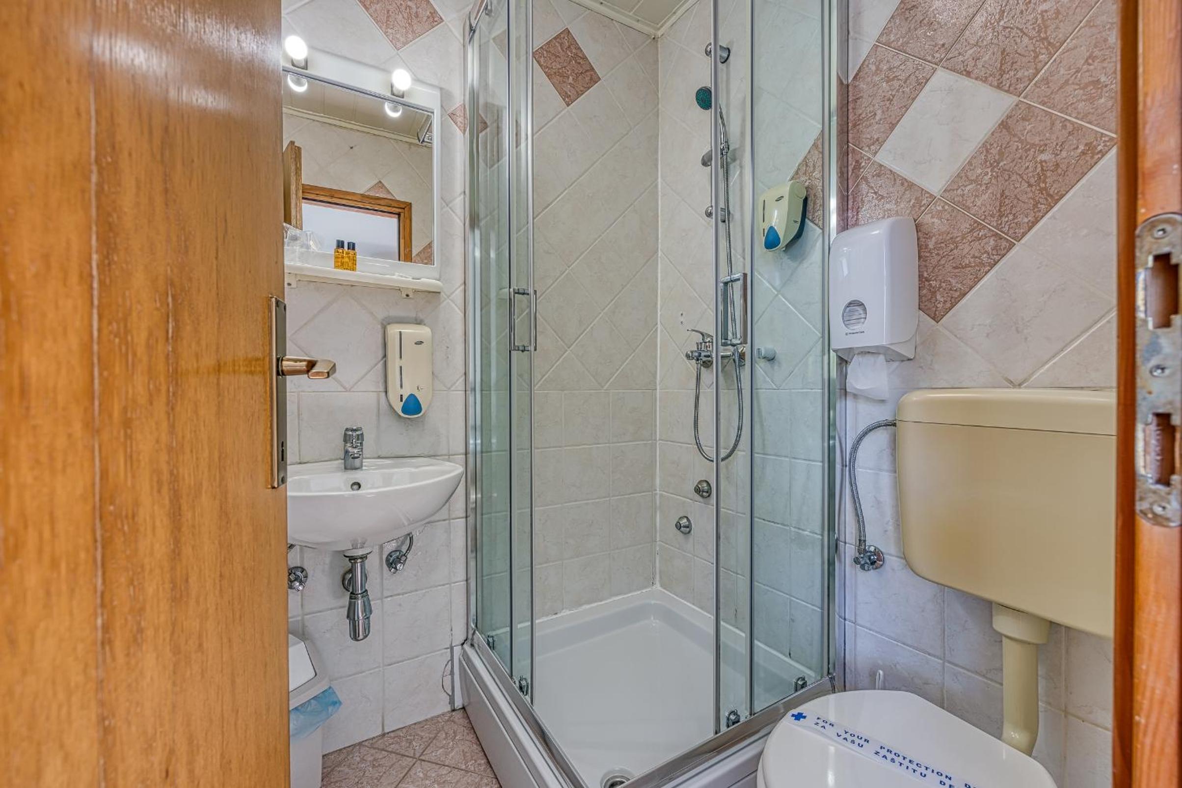 Twin Room with Bathroom photo 2