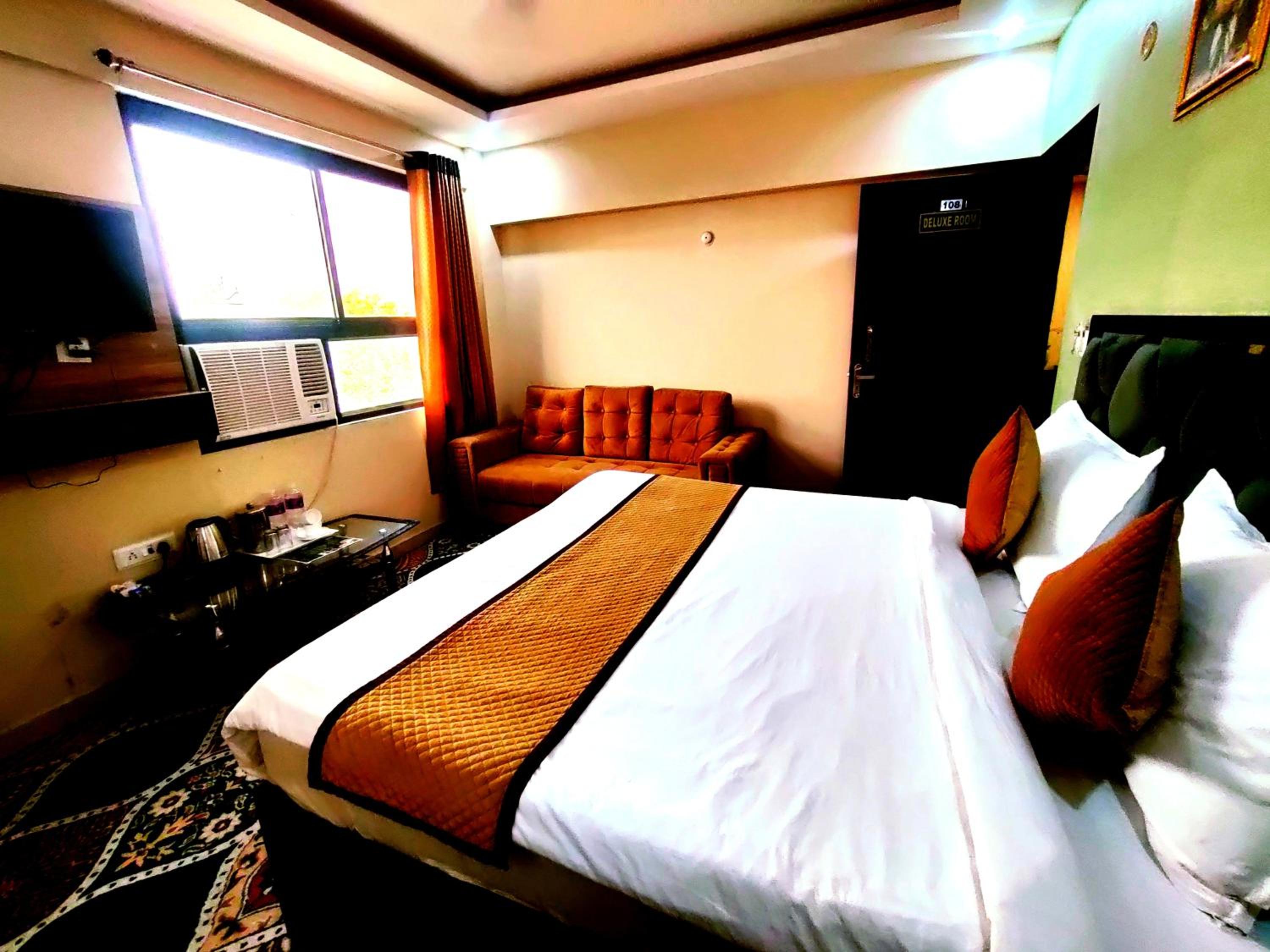 Deluxe Room - Photo 15