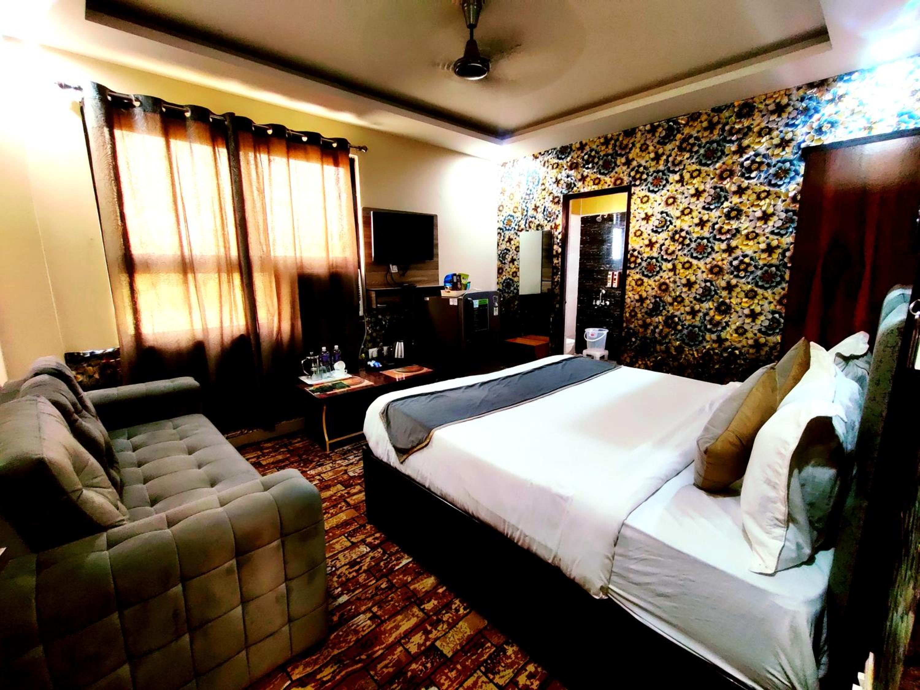 Deluxe Room - Photo 28