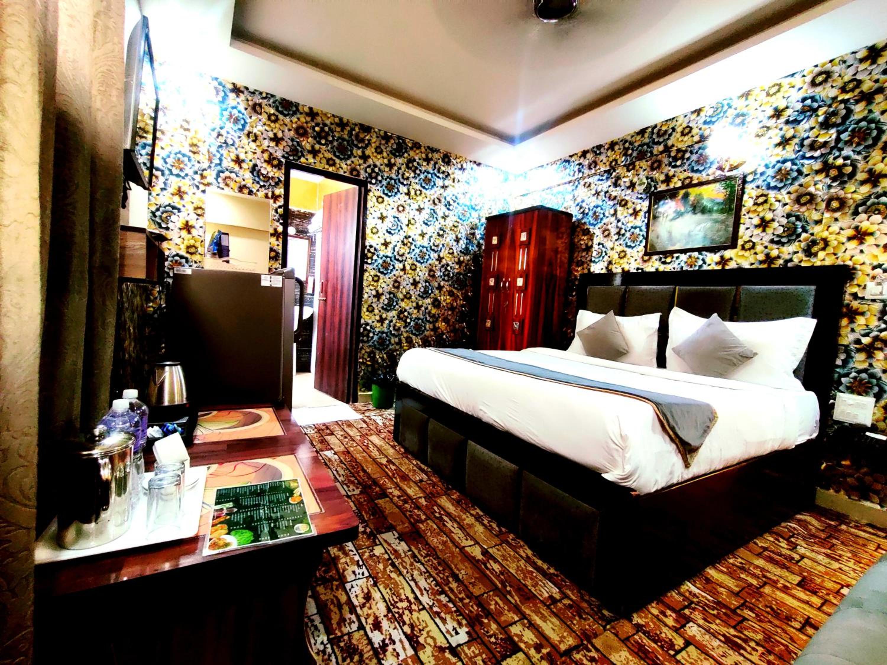 Deluxe Room - Photo 24