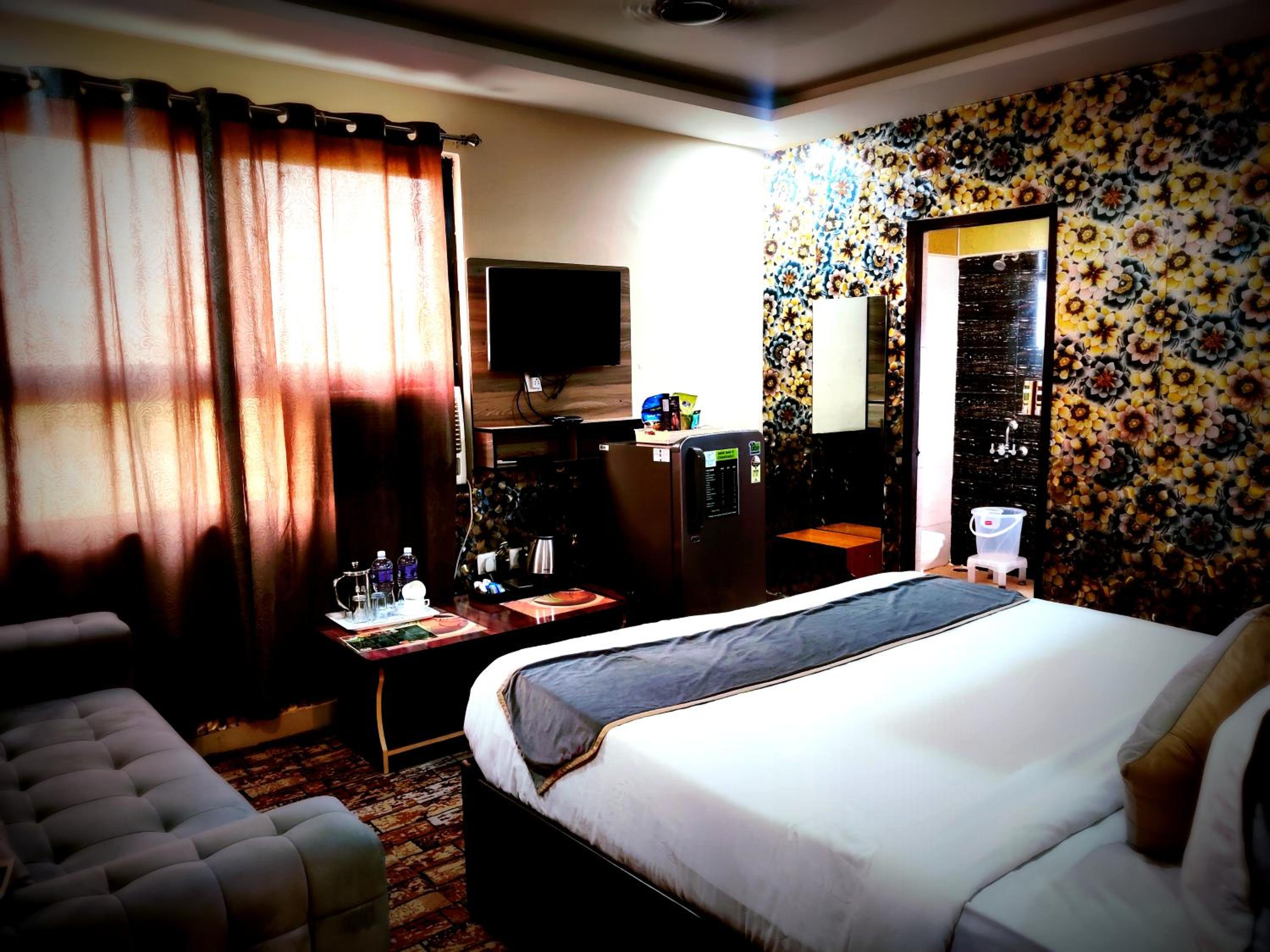 Deluxe Room - Photo 35