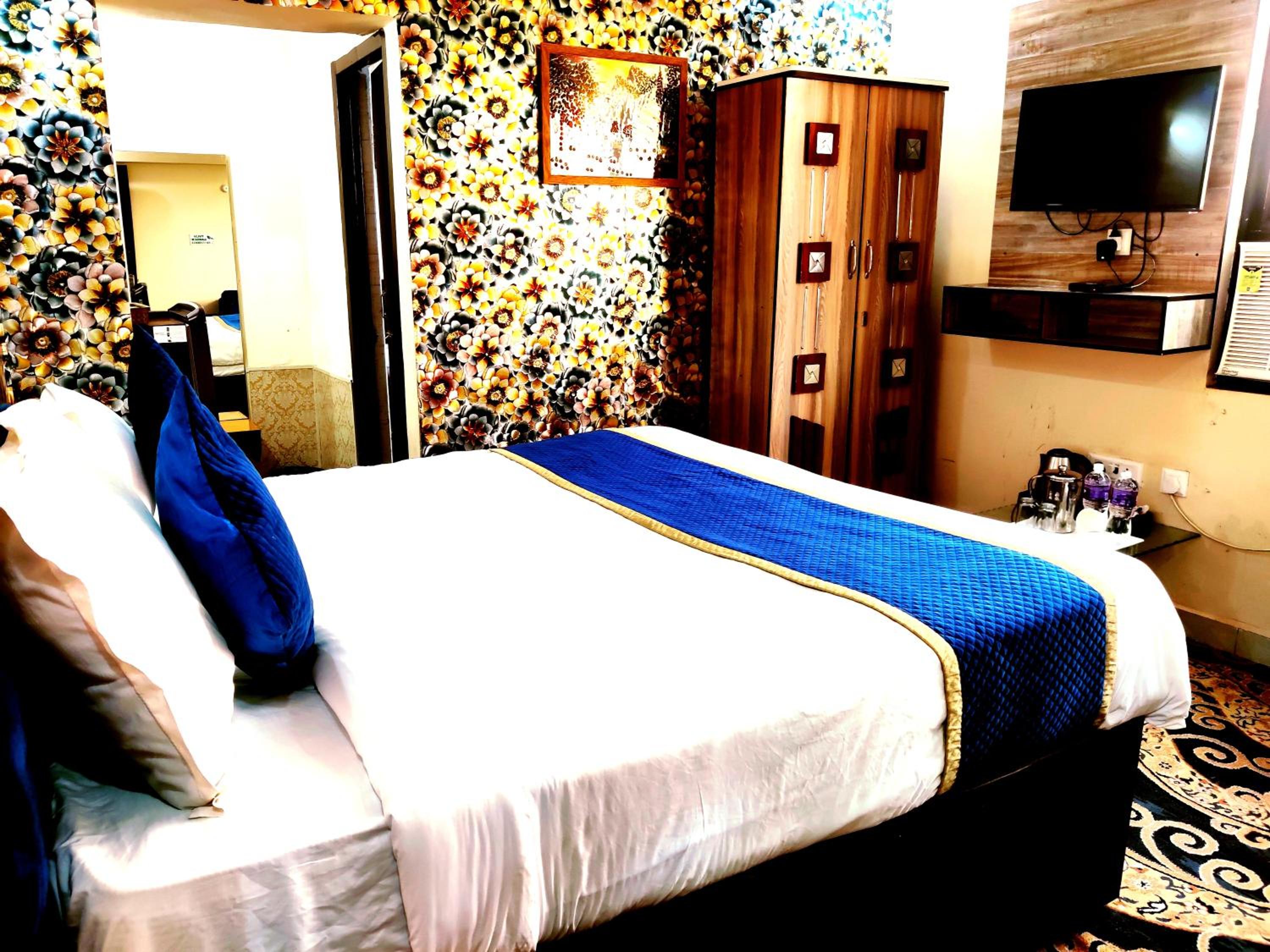Deluxe Room - Photo 12