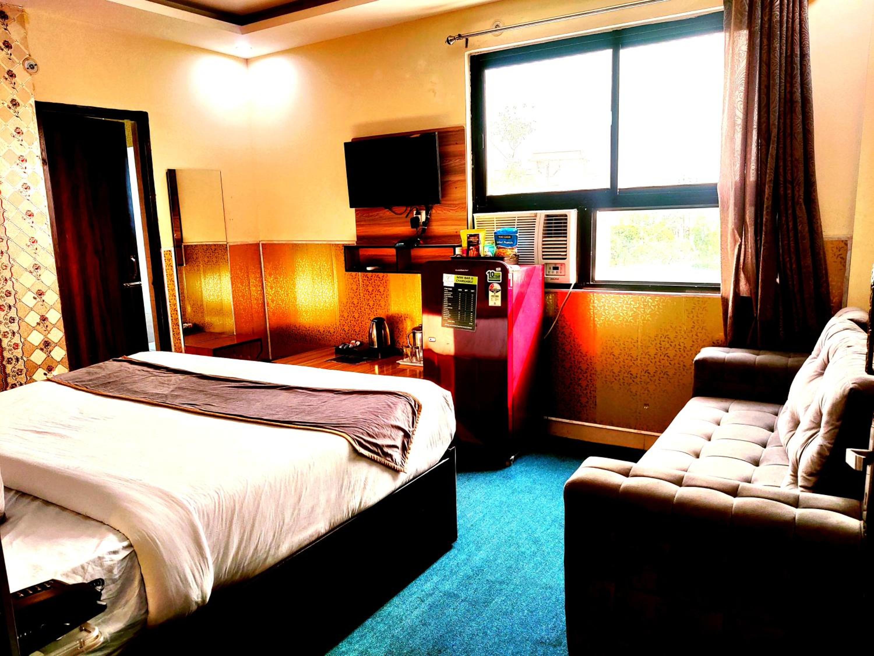 Deluxe Room - Photo 25