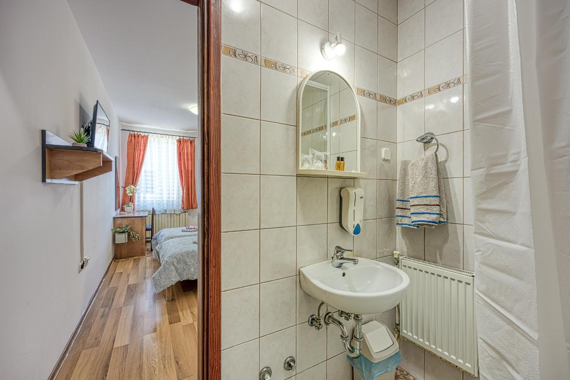 Twin Room with Bathroom photo 3