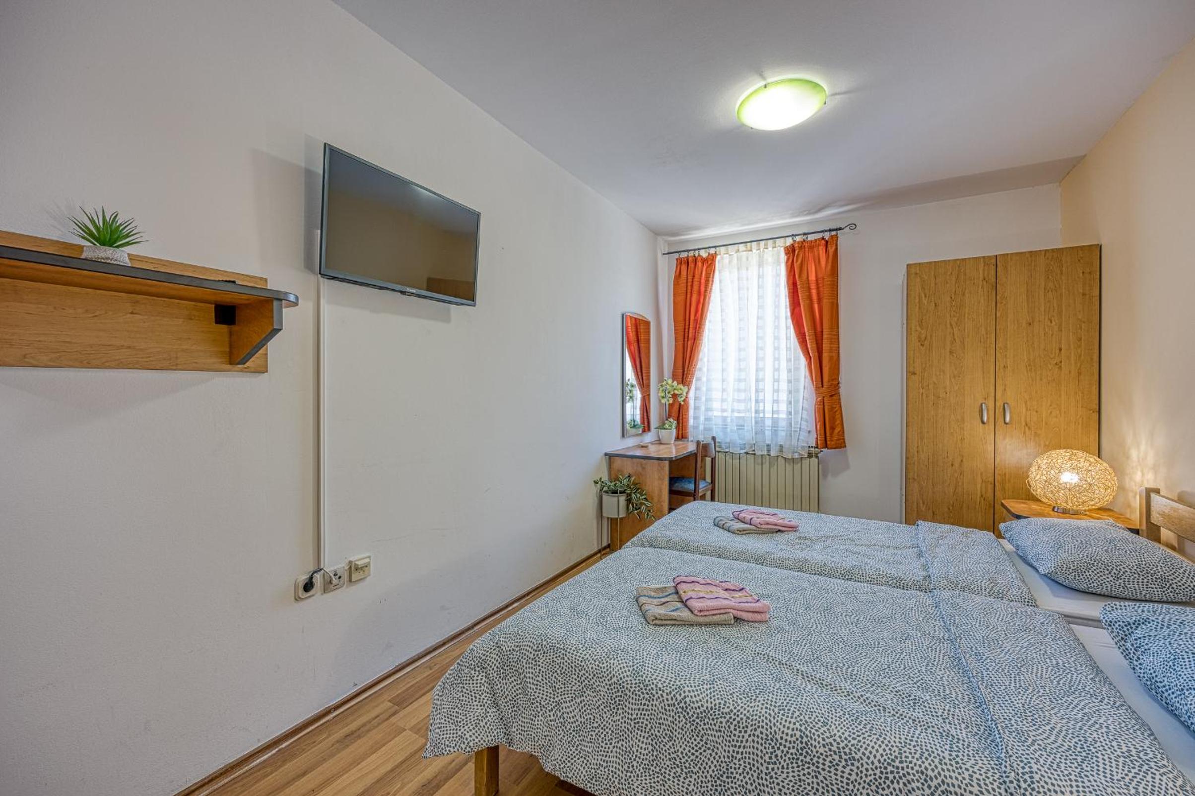 Twin Room with Bathroom photo 2