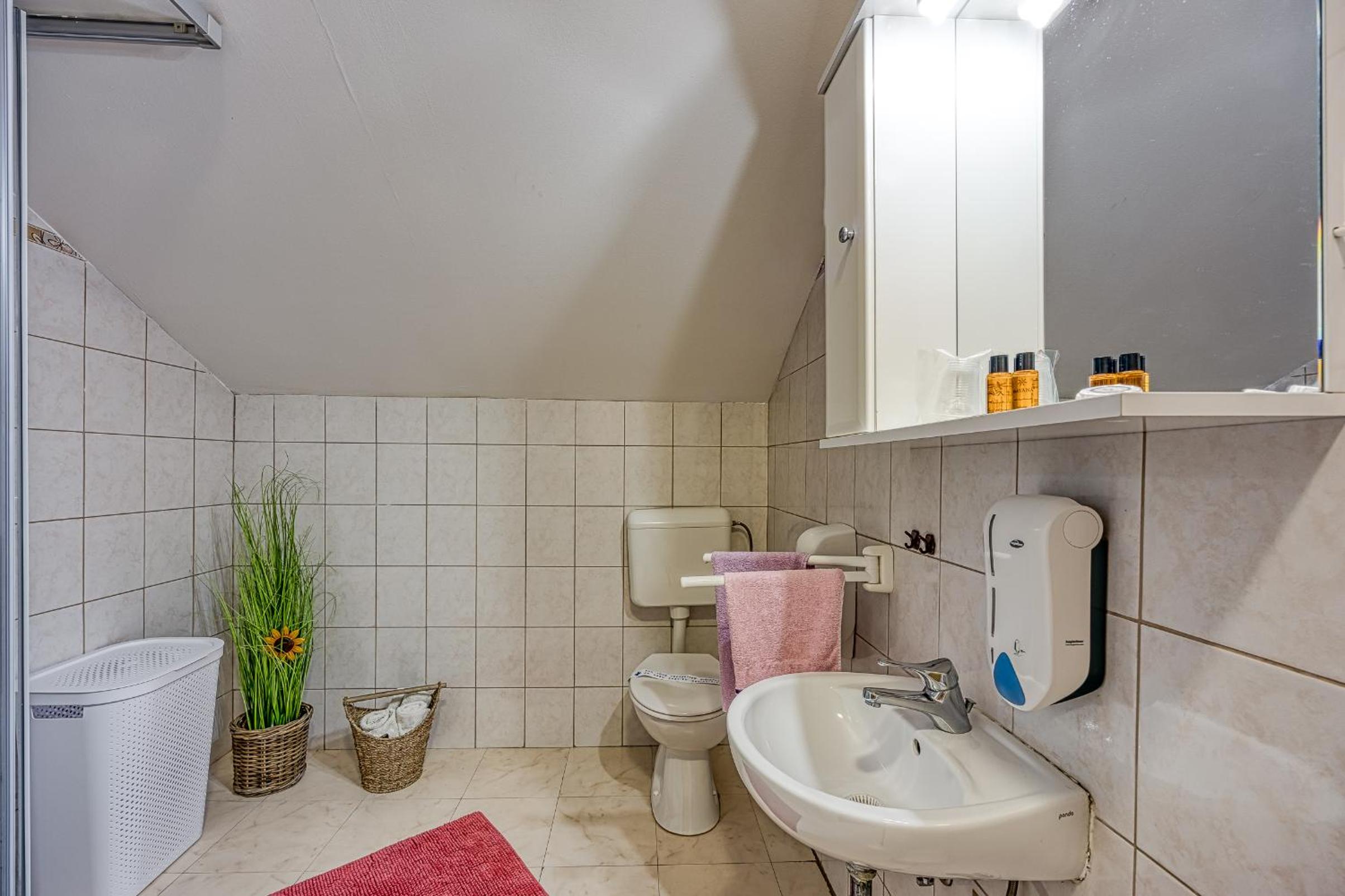 Quadruple Room with Private Bathroom photo 2