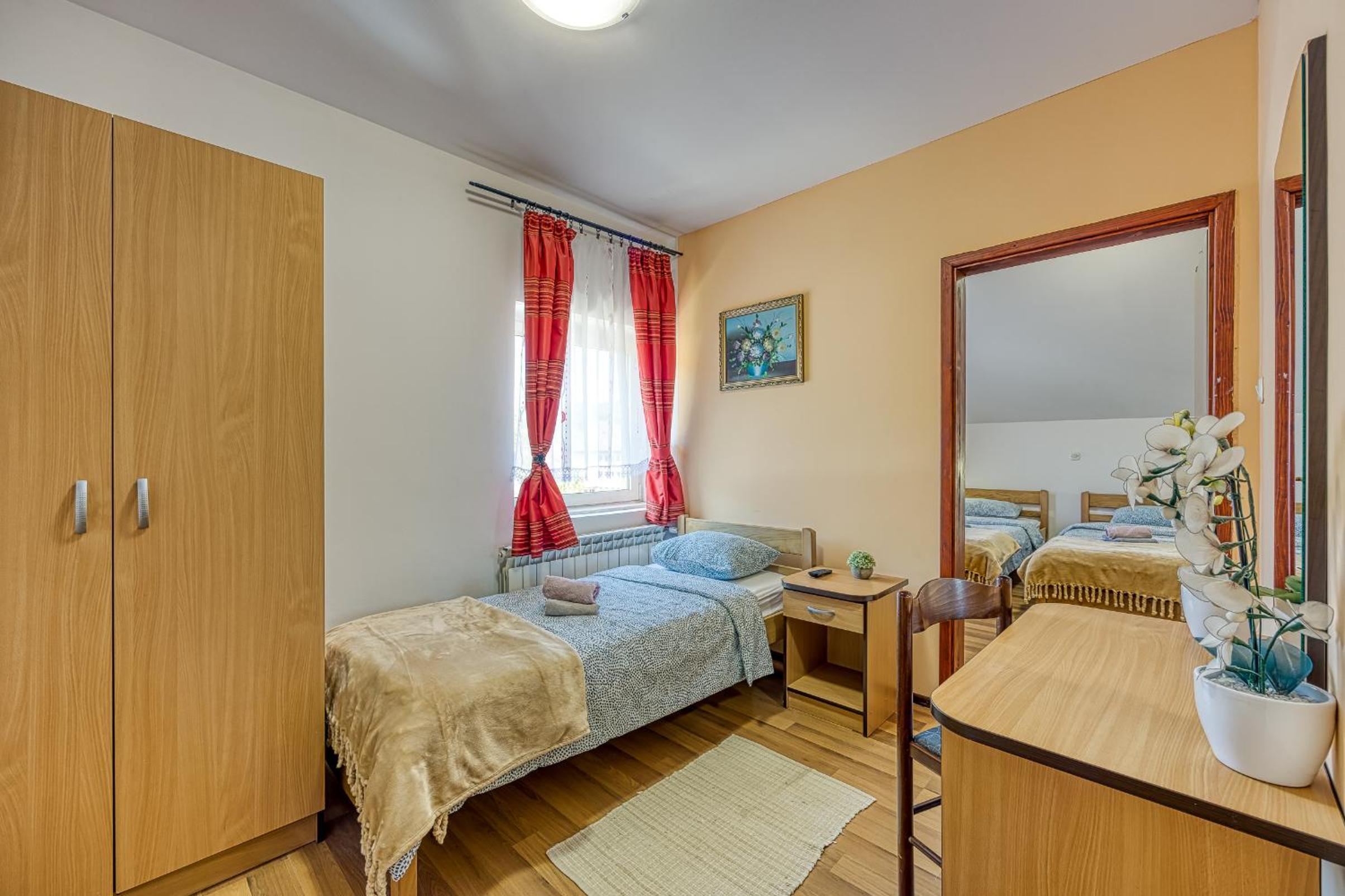 Quadruple Room with Private Bathroom photo 3