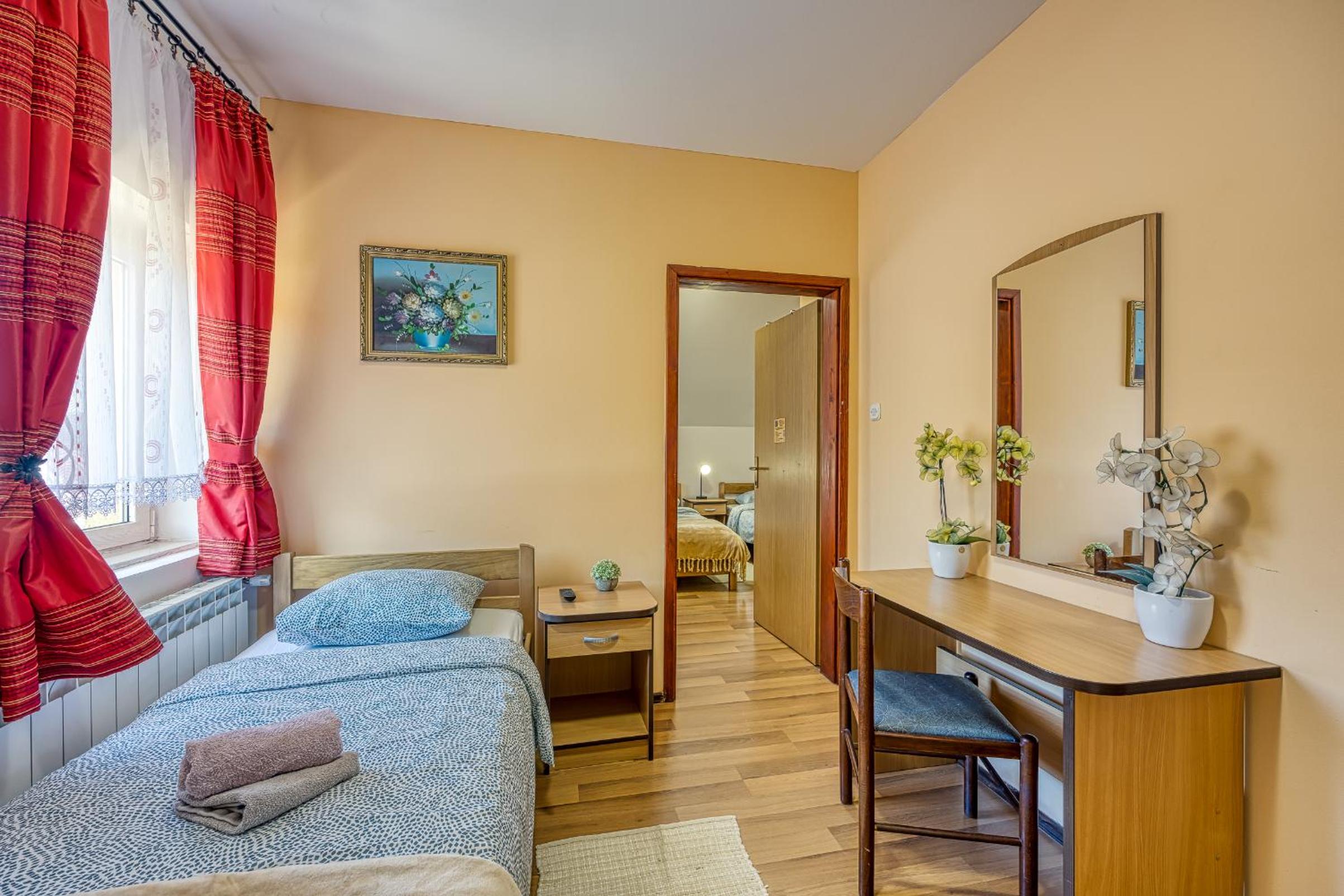 Quadruple Room with Private Bathroom photo 1