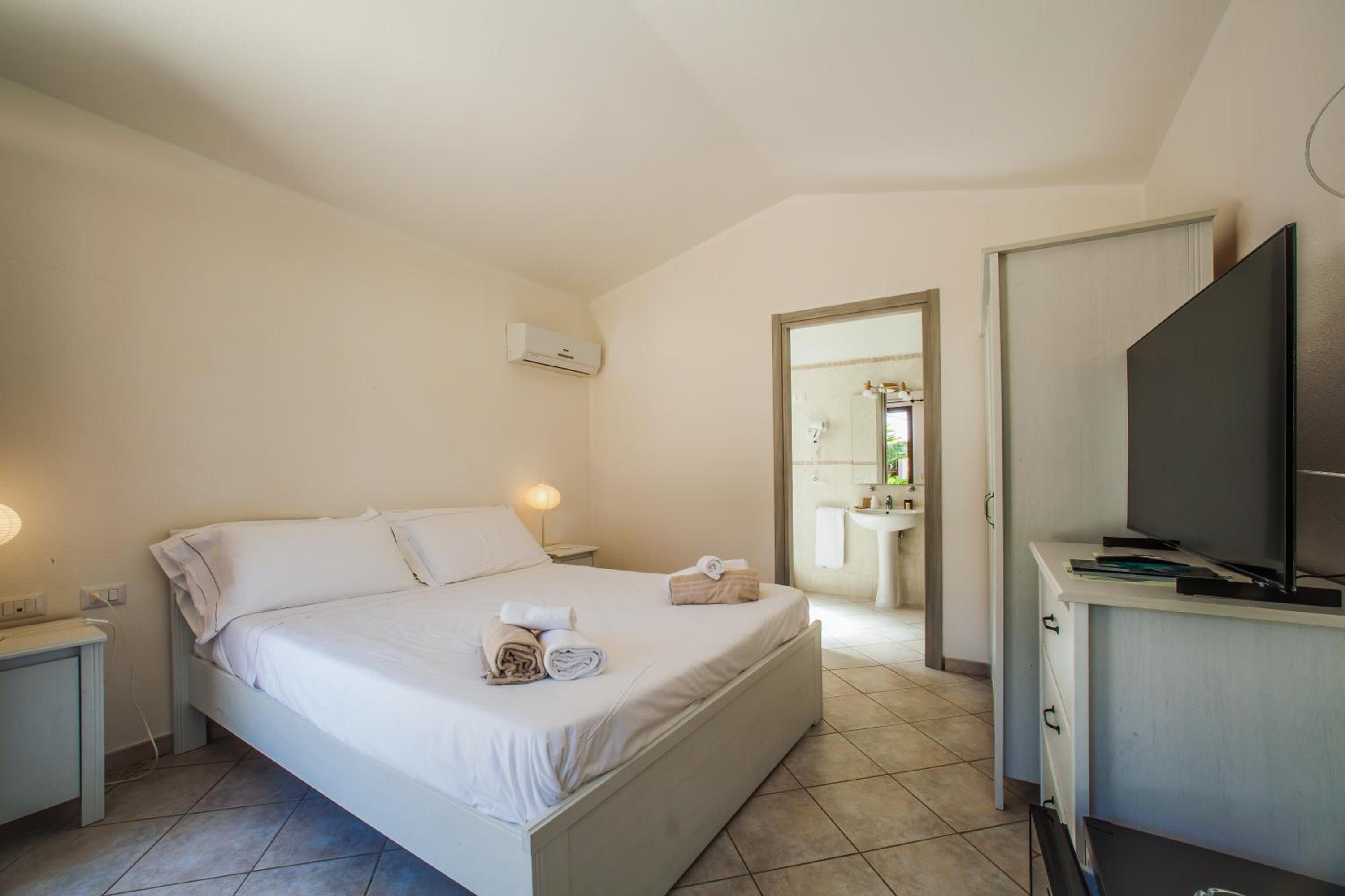 Superior Double or Twin Room with Pool View photo 3
