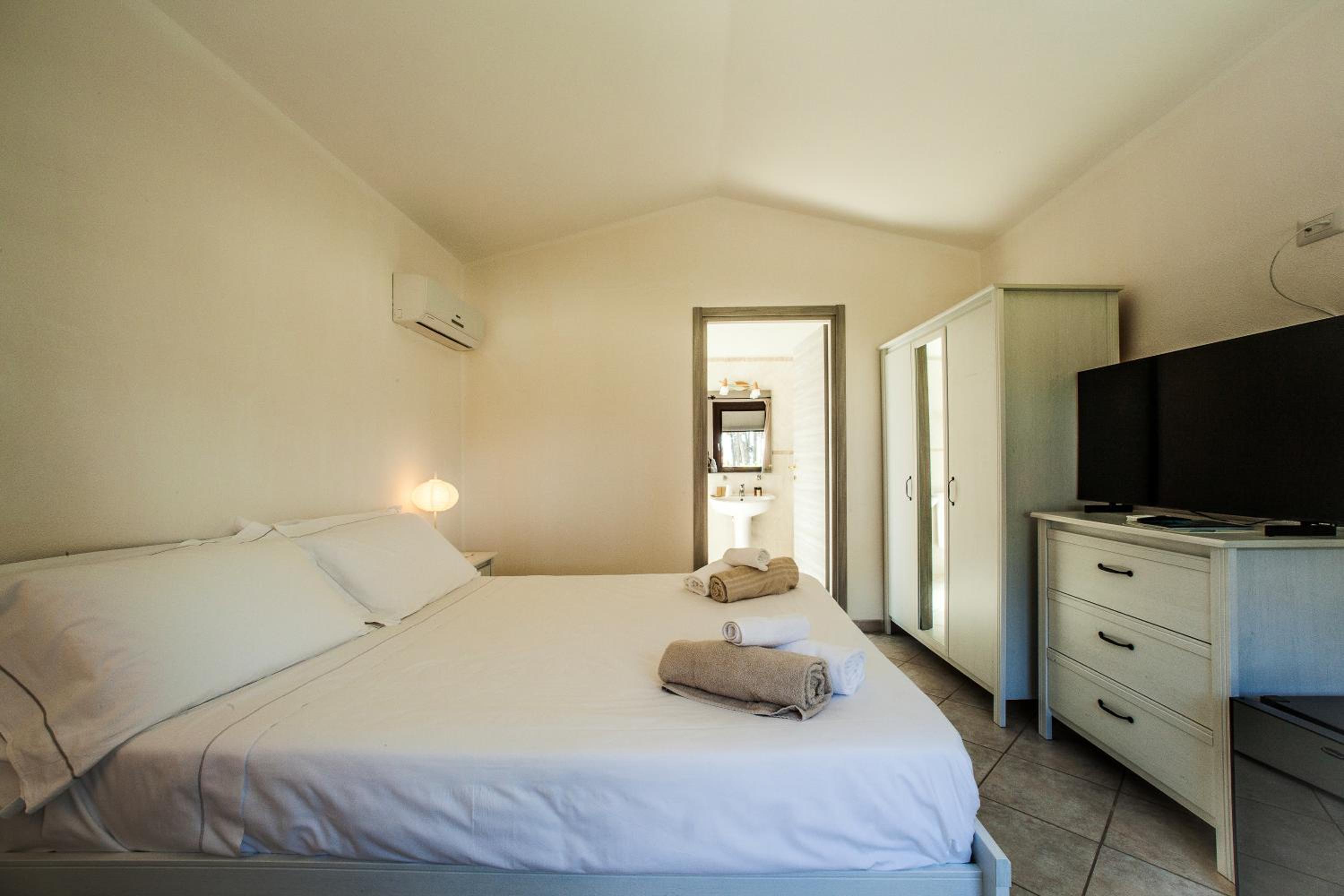 Superior Double or Twin Room with Pool View photo 2