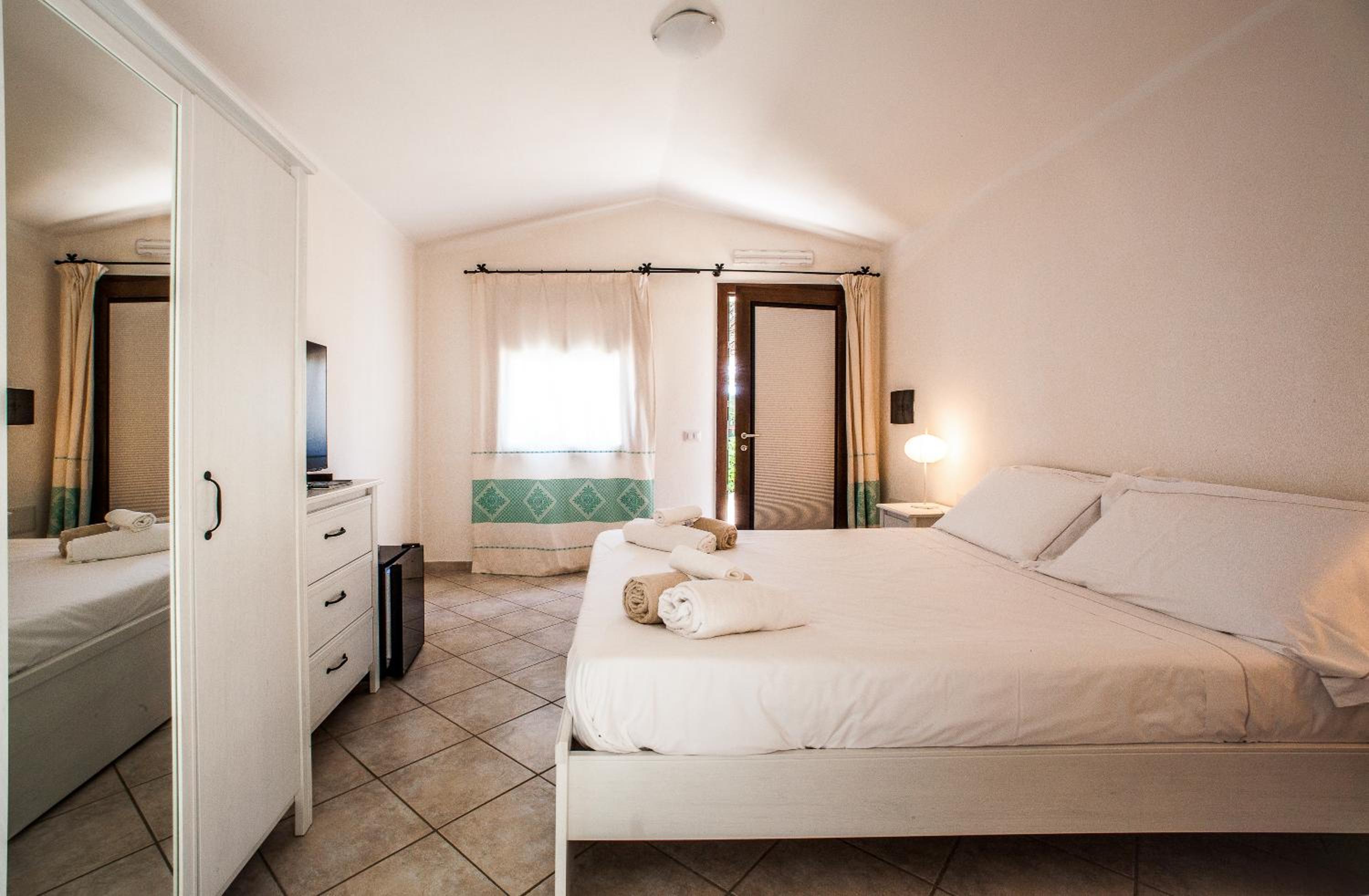 Superior Double or Twin Room with Pool View photo 1