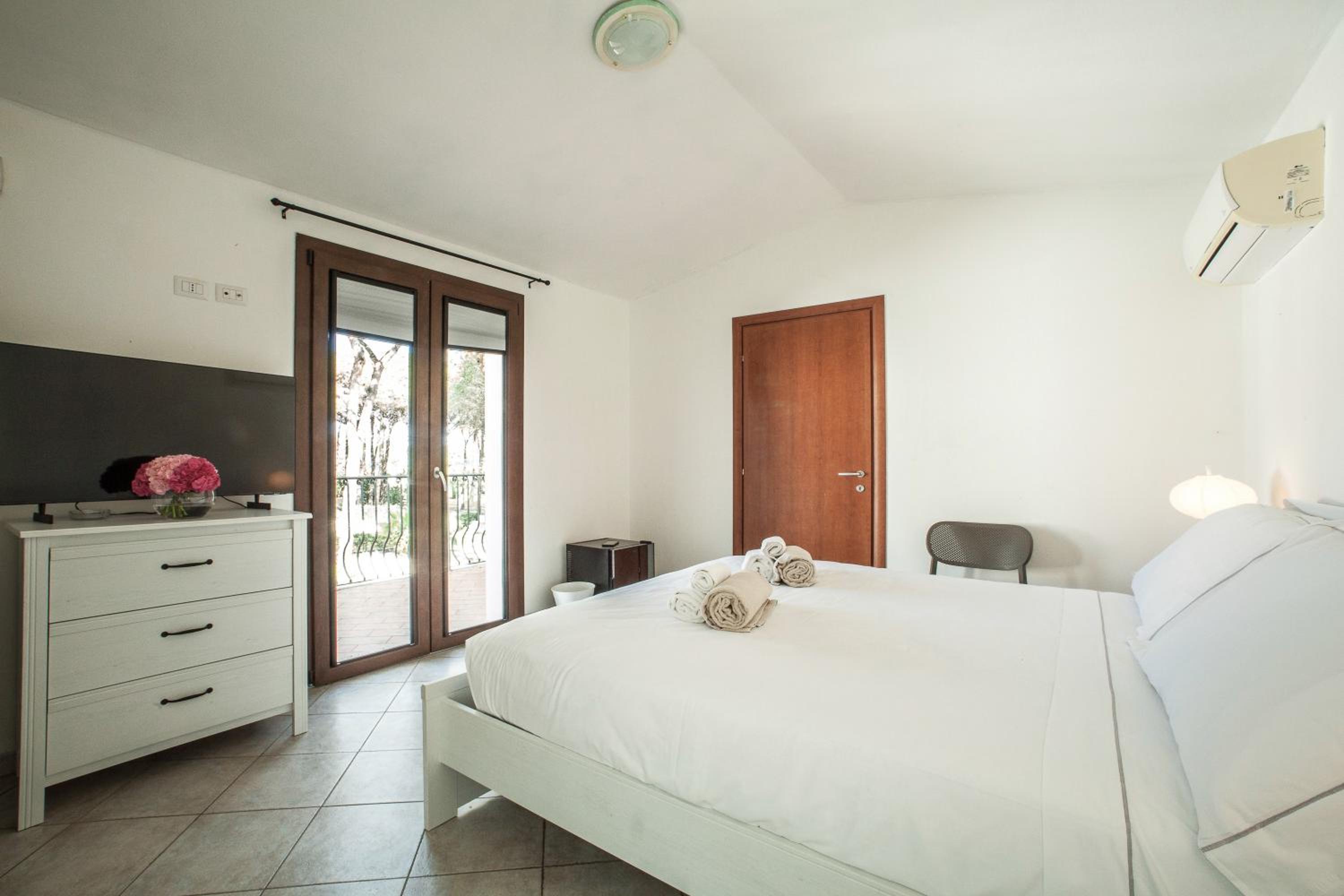 Double or Twin Room with Balcony - Photo 2