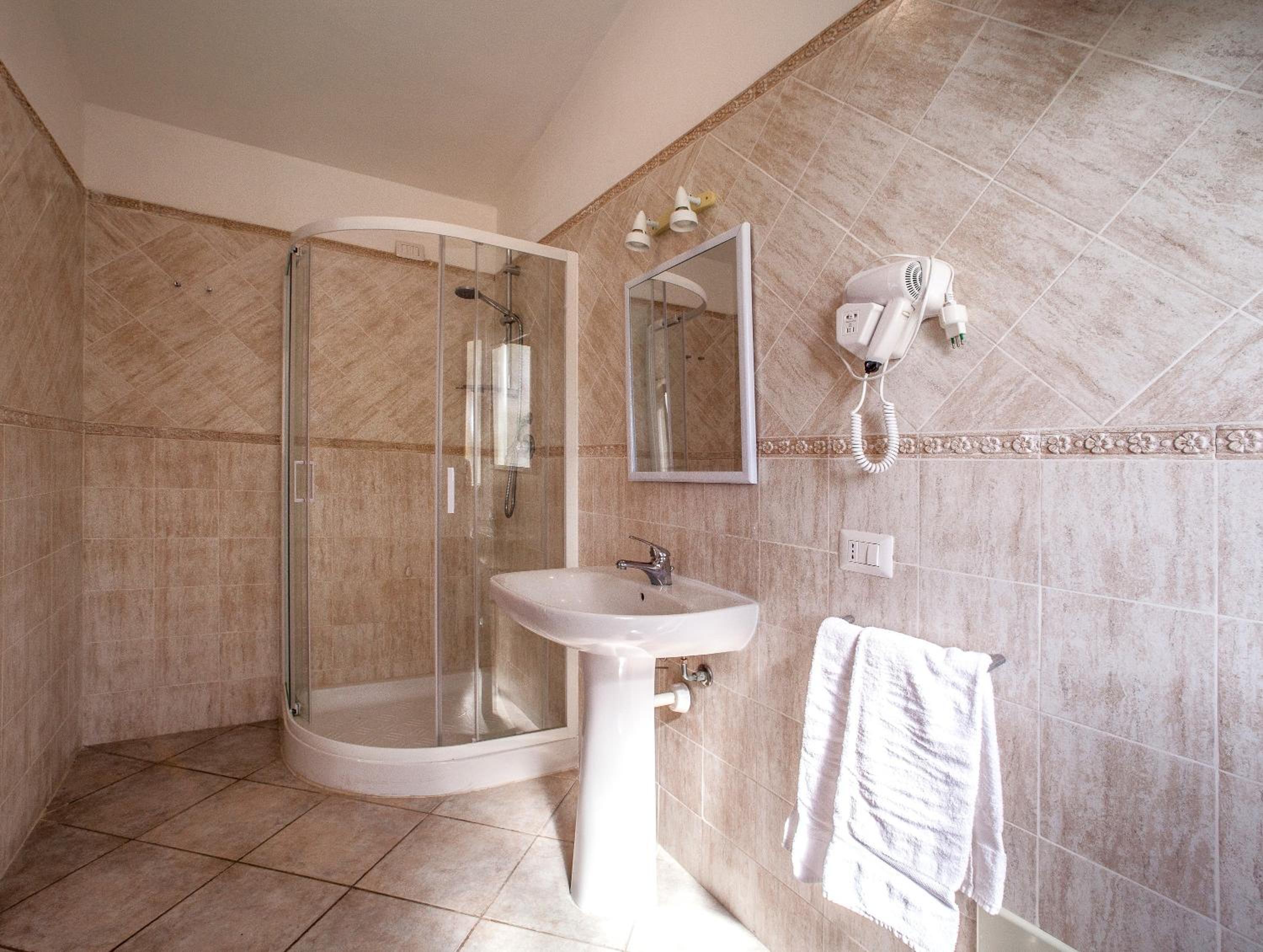 Standard Double Room - Photo 5