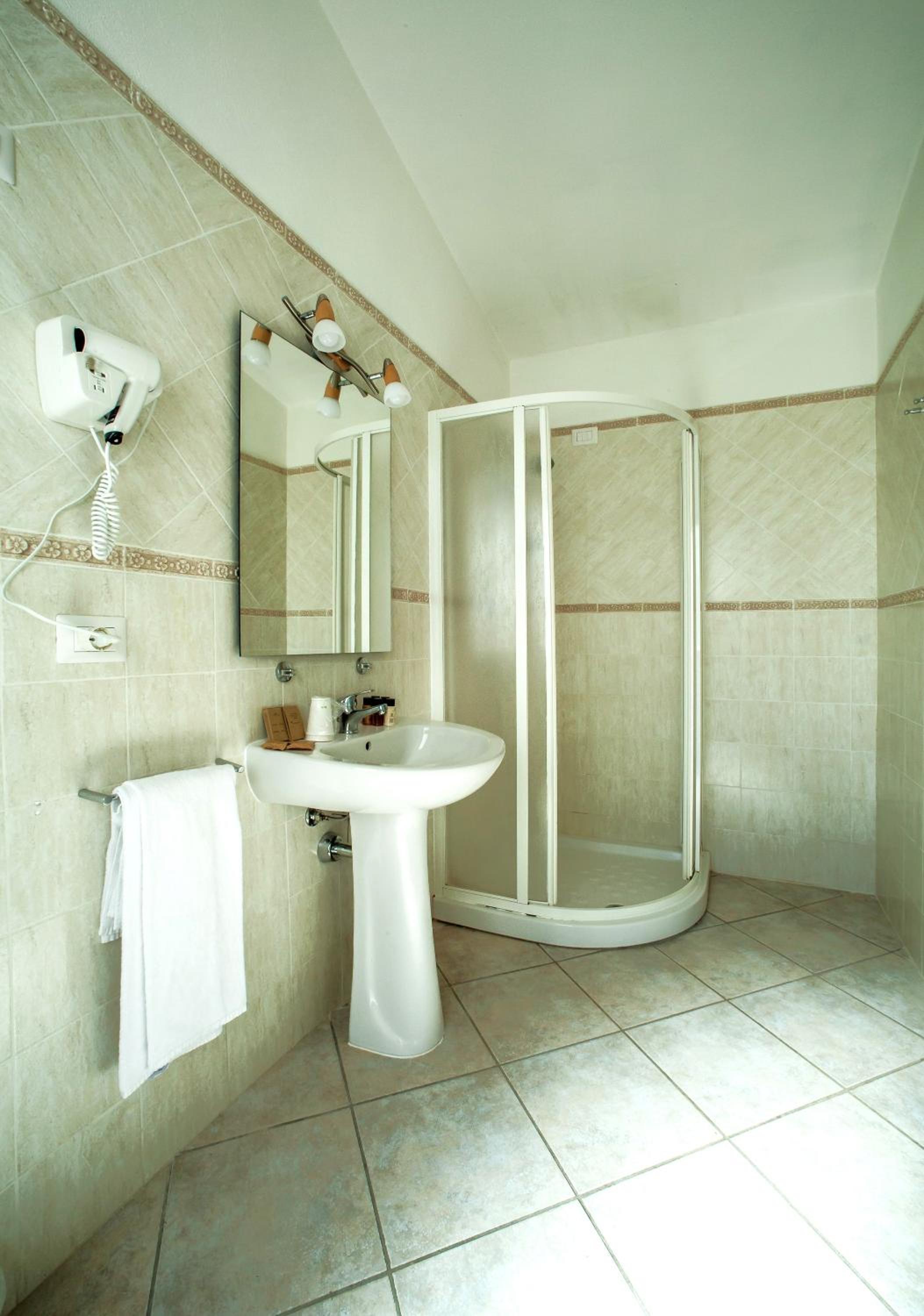 Economy Triple Room - Photo 4
