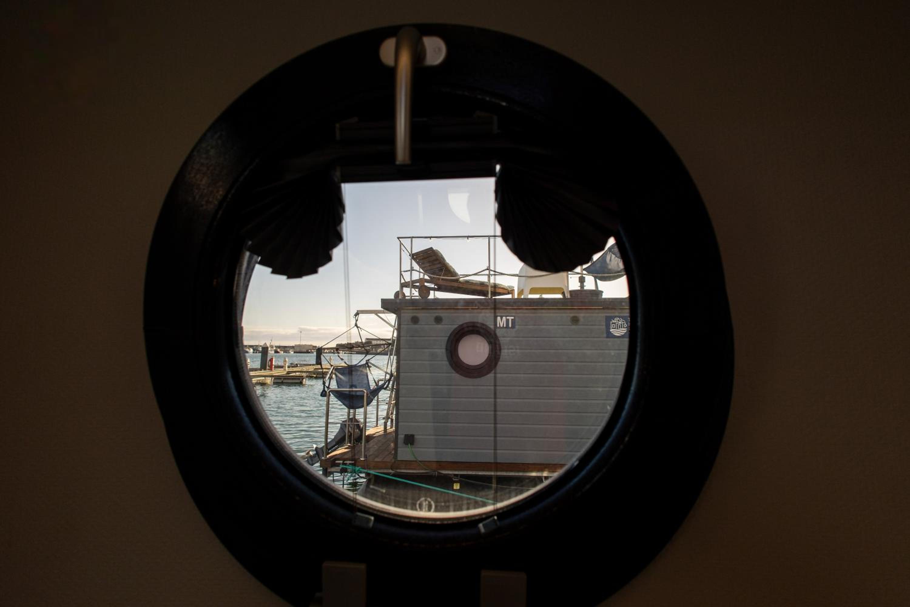 One-Cabin Boat photo 3