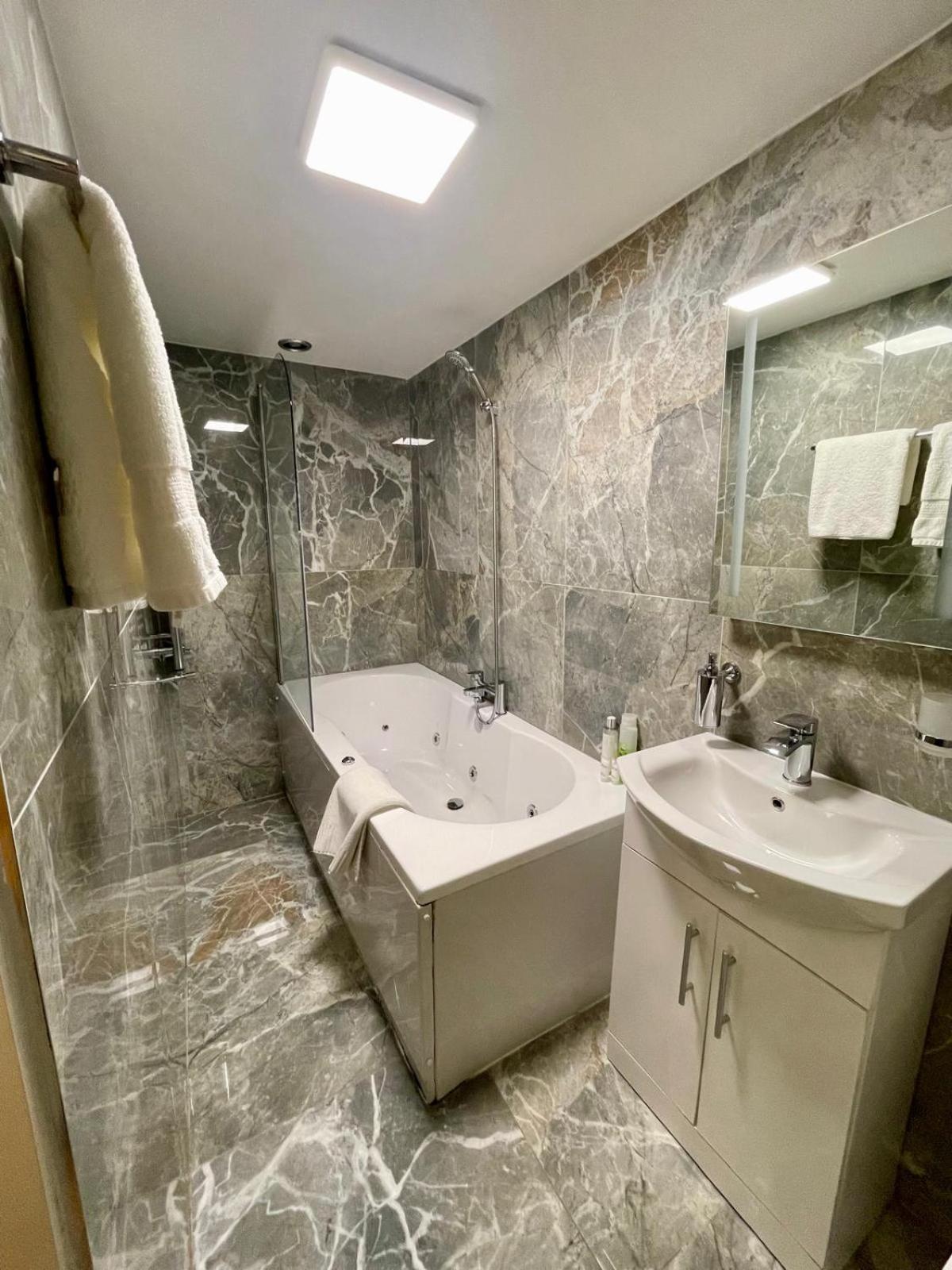 Deluxe Double Room - Photo 11