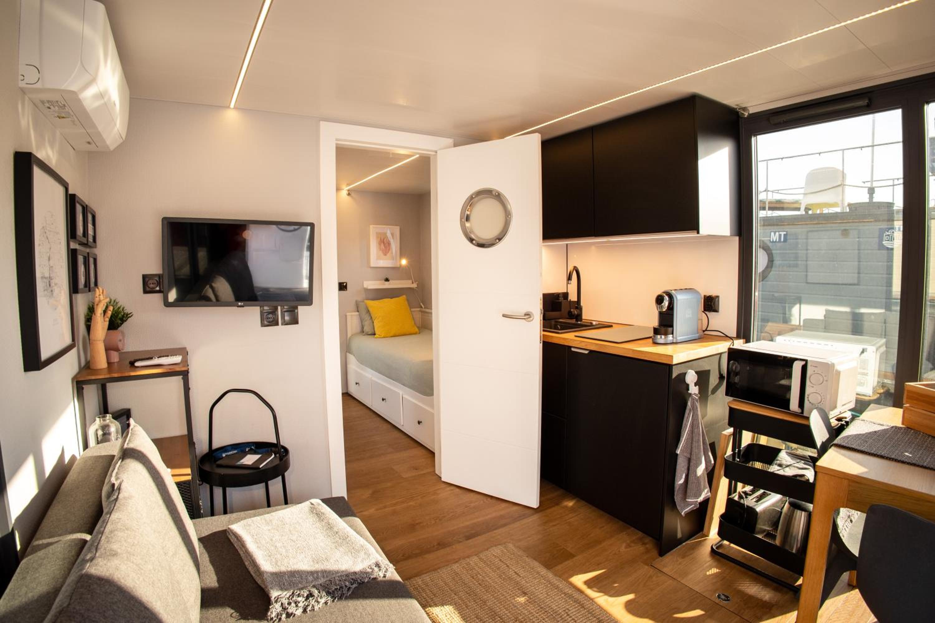 One-Cabin Boat photo 1