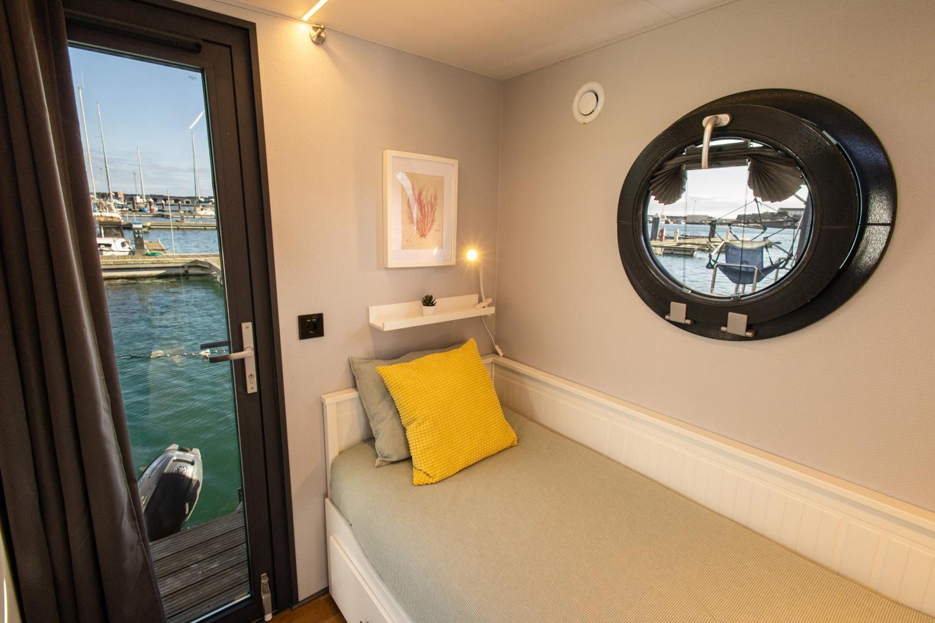 One-Cabin Boat photo 2