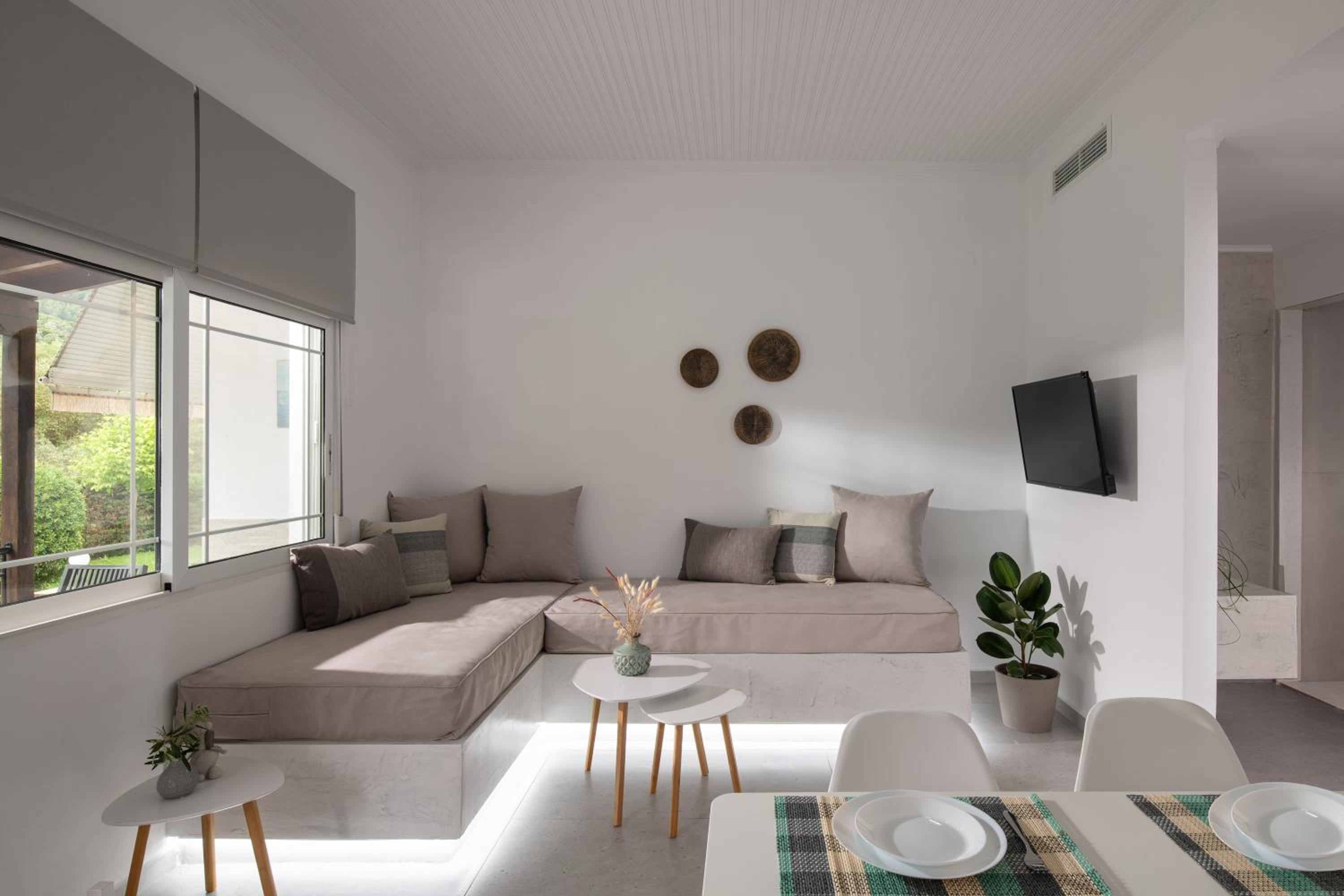 Deluxe One-Bedroom Apartment with Garden View photo 3