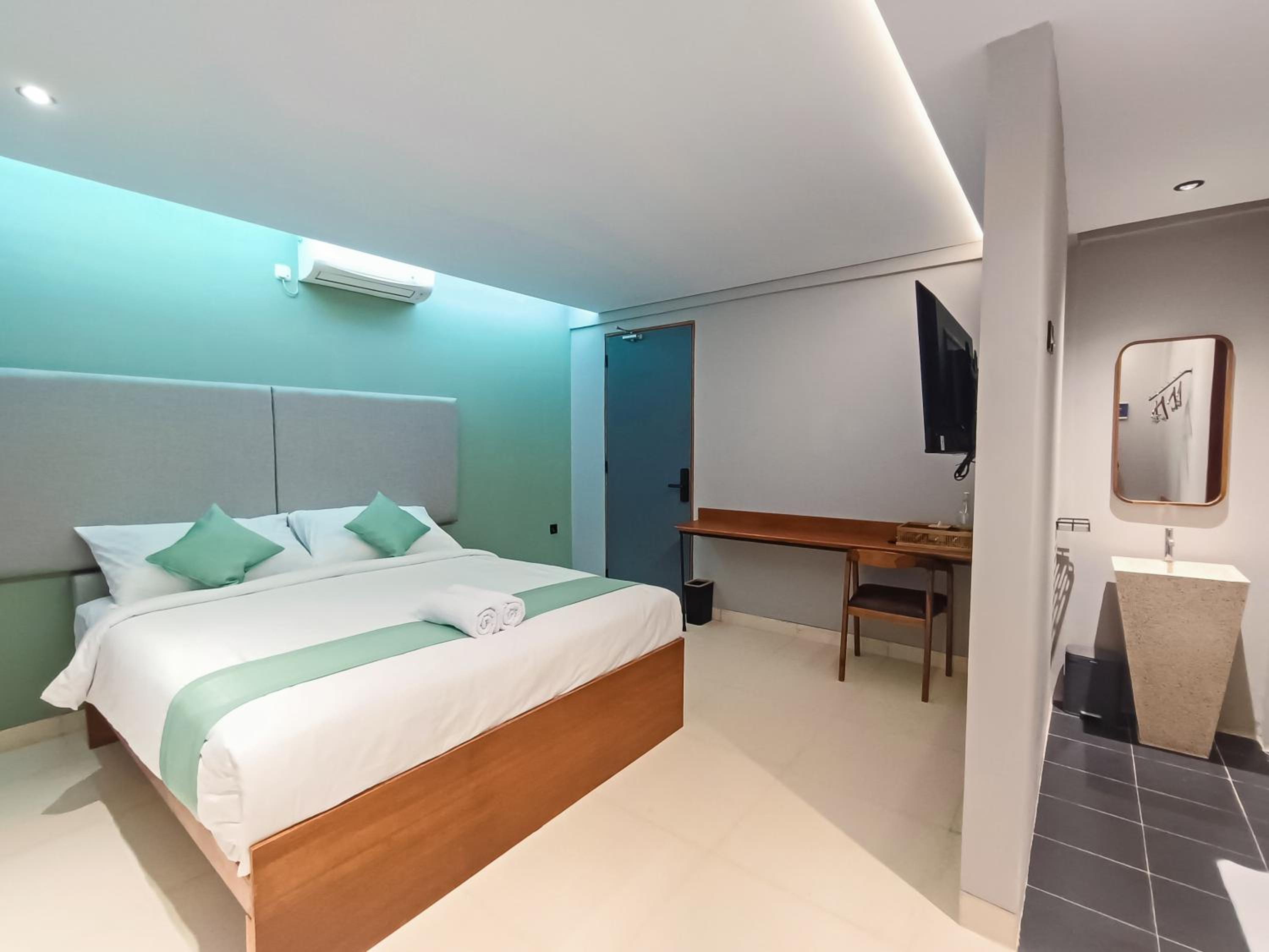Deluxe Double Room - Photo 11