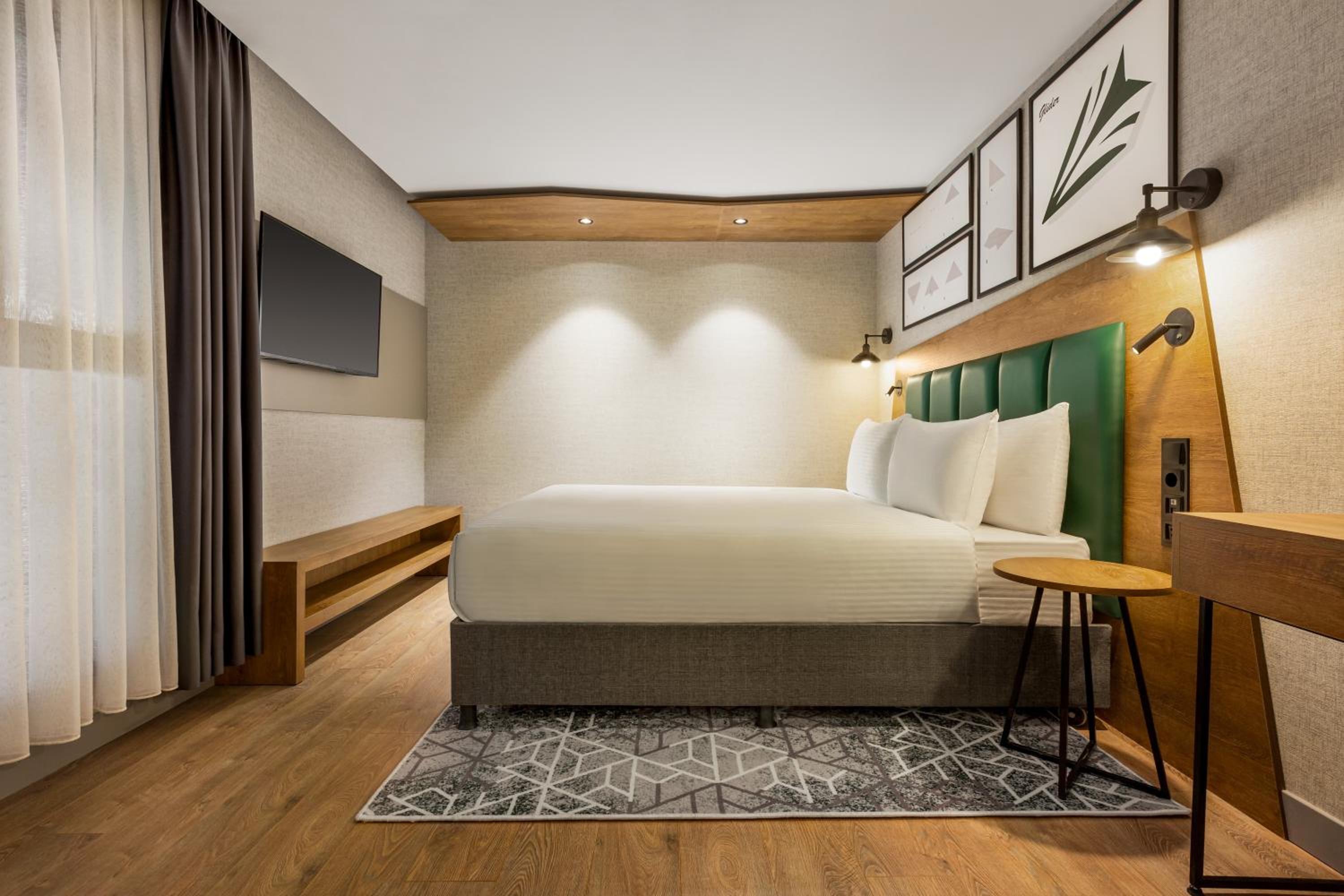 Accessible King Room photo 1