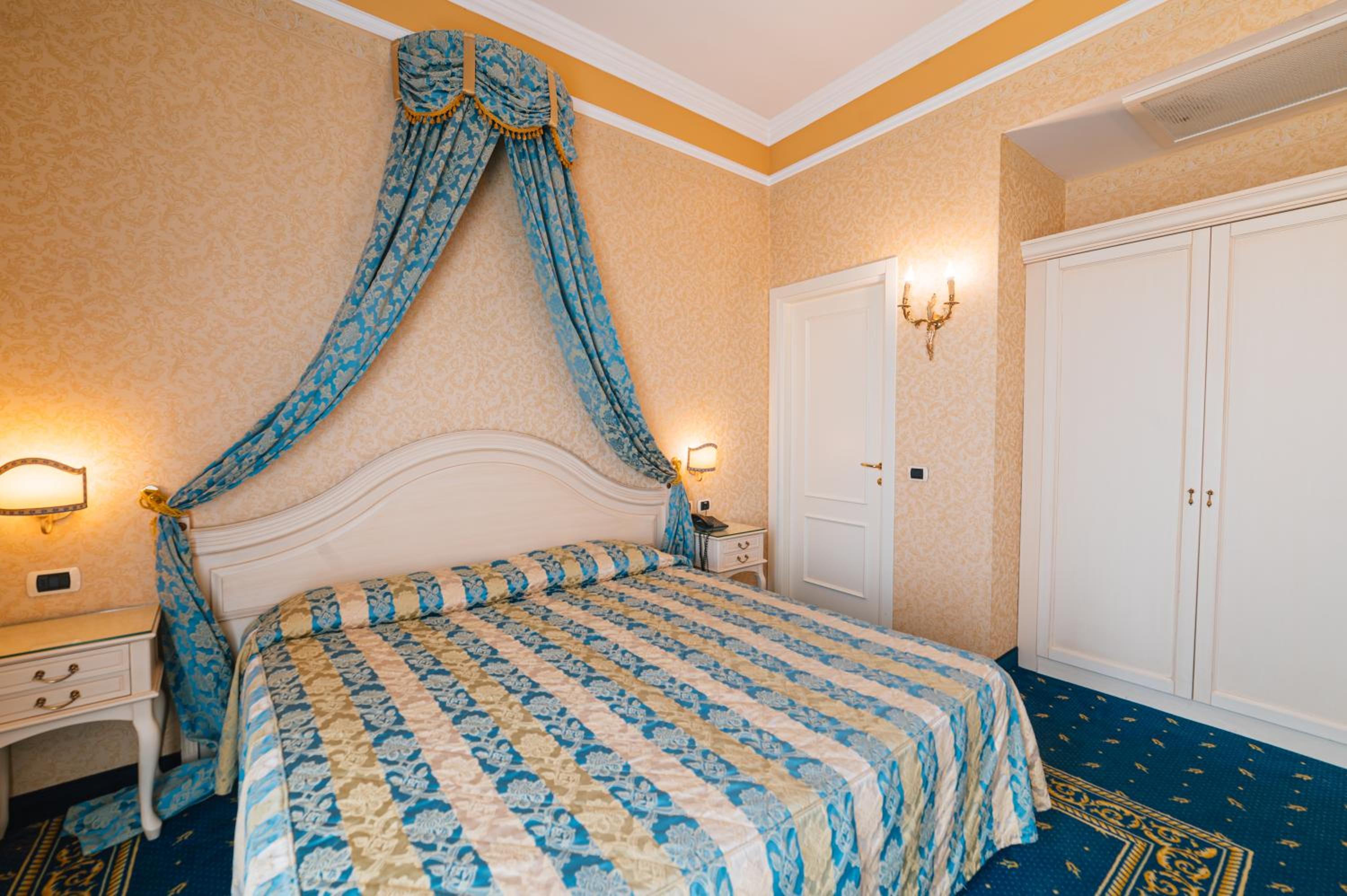 Suite - Photo 1